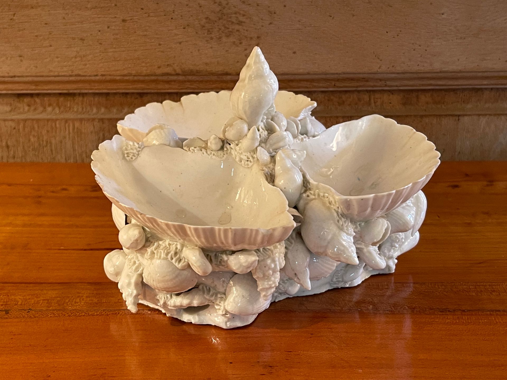 Null Centro de cerámica blanca y azul en forma de conchas (agrietado) 13 x 20 cm
