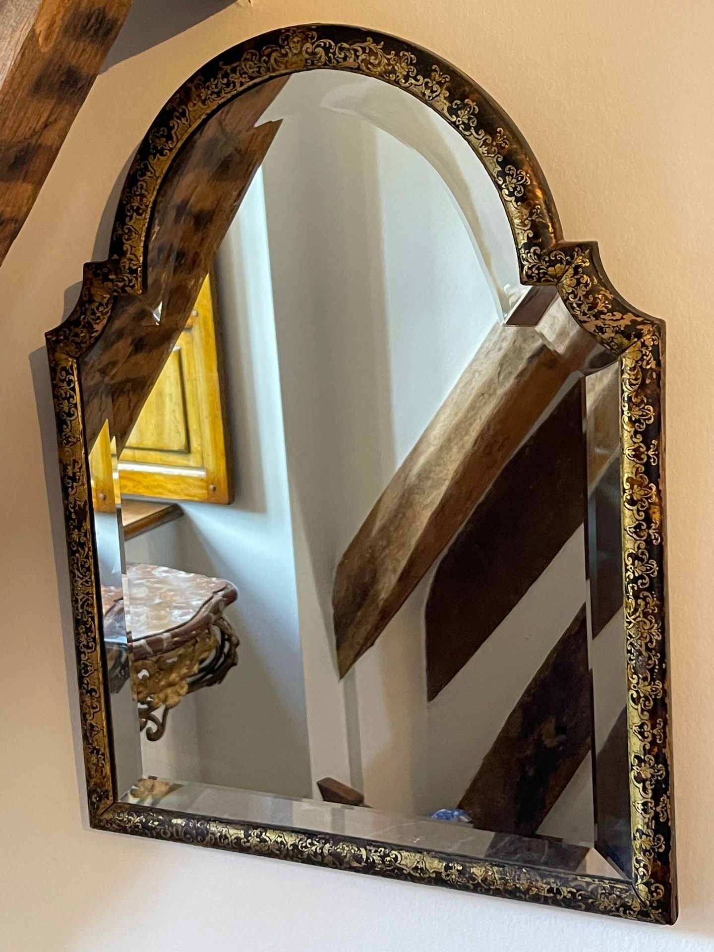 Null 一面仿玳瑁色木质的小梳妆台镜子，带有镀金的阿拉伯式纹饰。18世纪，59 x 47厘米