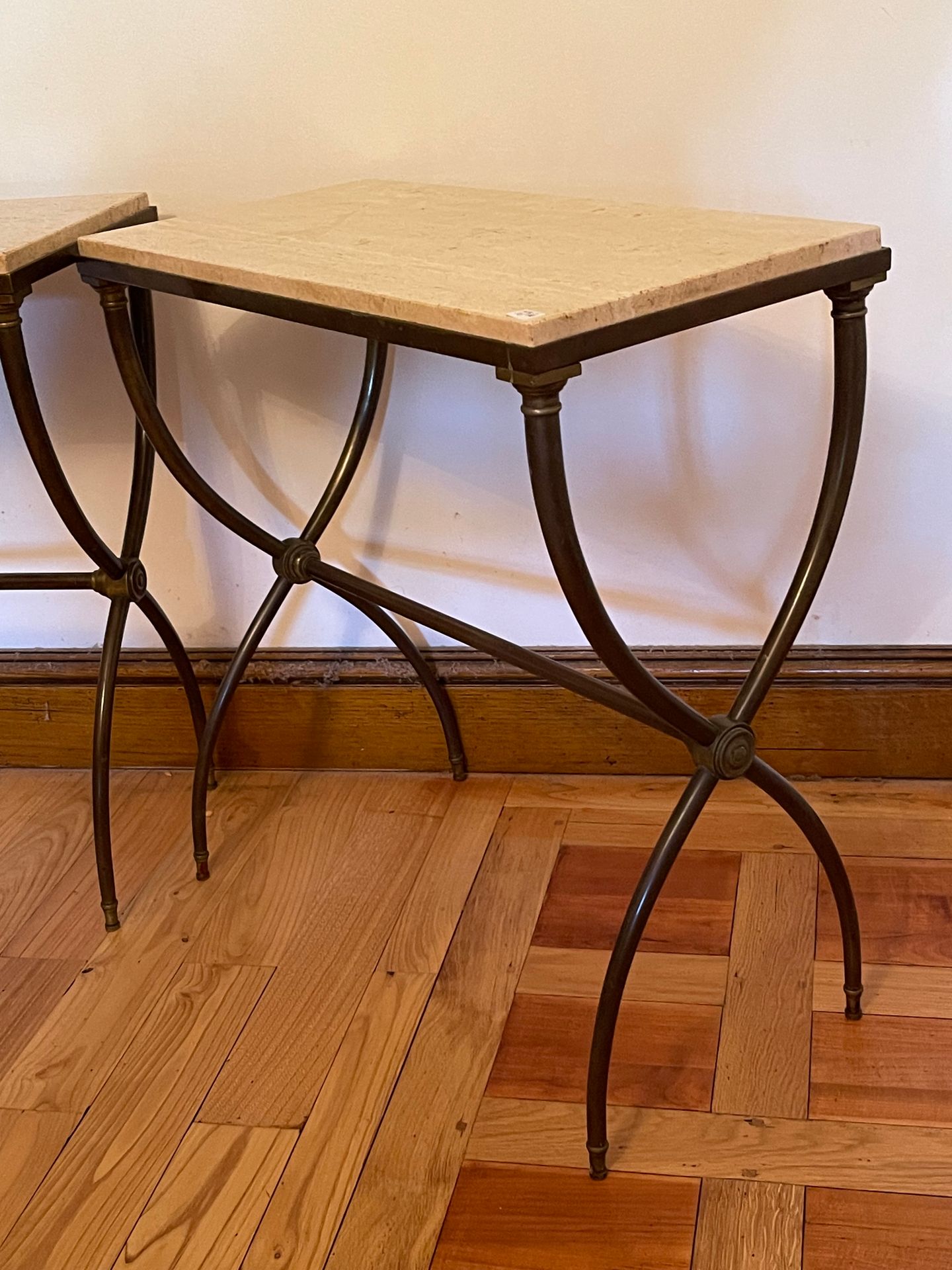 Null 一对沙发的末端形成一个咖啡桌，金属X形底座，顶部是comblanchien。帝国风格。高度：61厘米 - 宽度：60厘米 - 高度：30厘米
