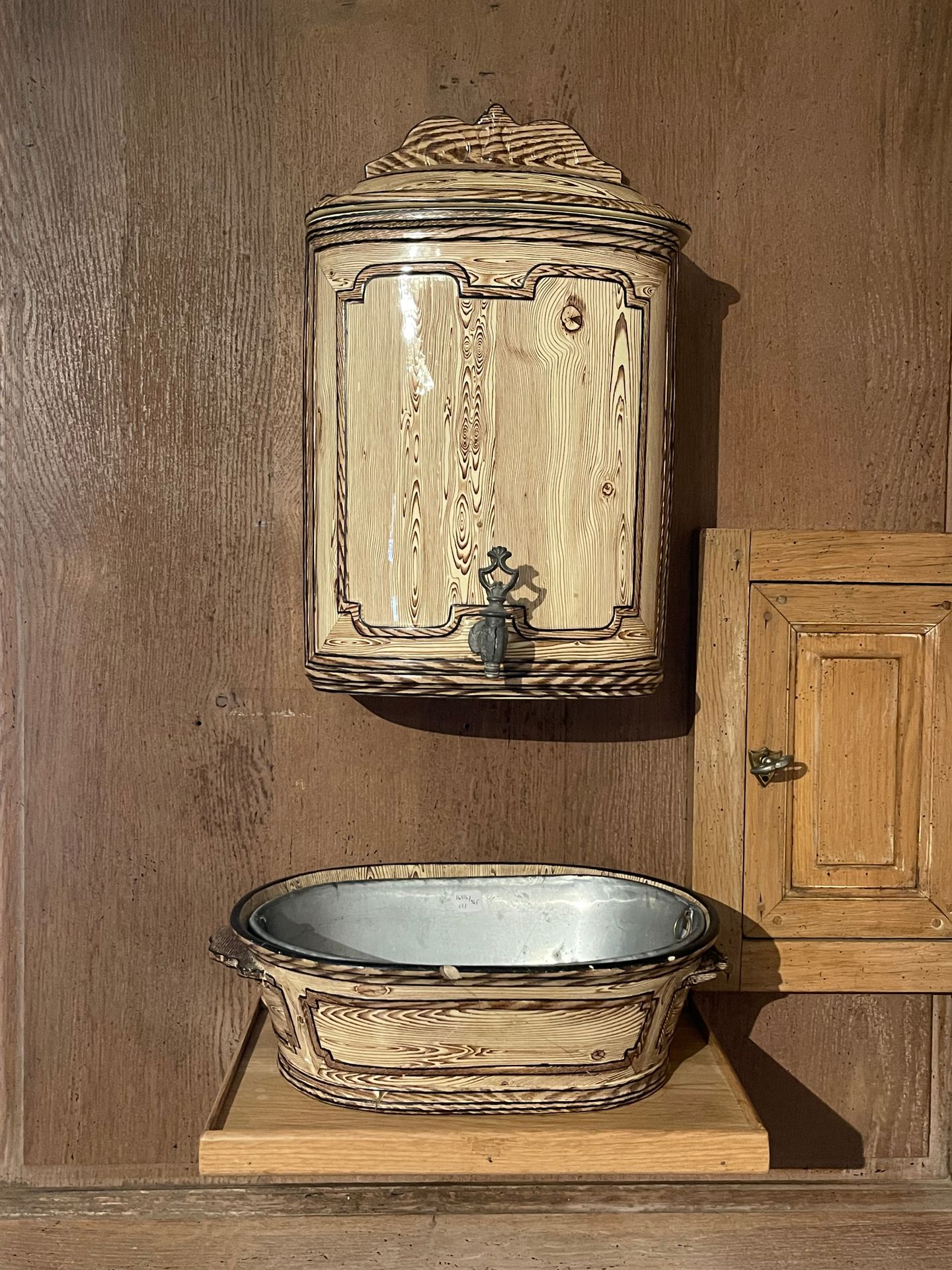Null Fontana e vasca in terracotta a imitazione del legno. Un pannello di piastr&hellip;