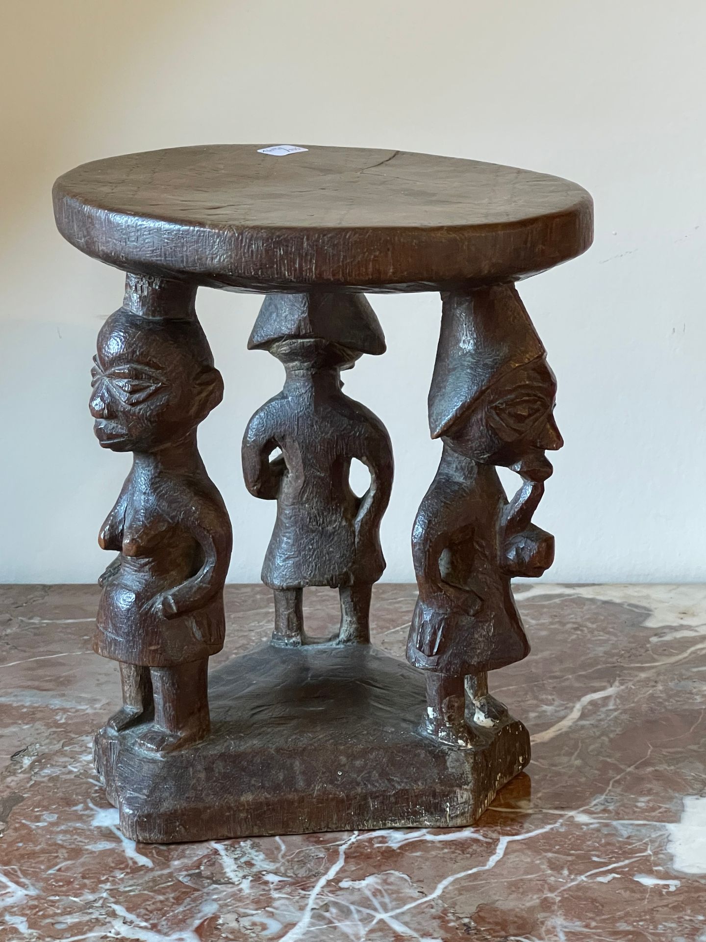 Null 
Pequeño taburete de estilo africano con tres figuras. Altura: 26 cm - Diám&hellip;