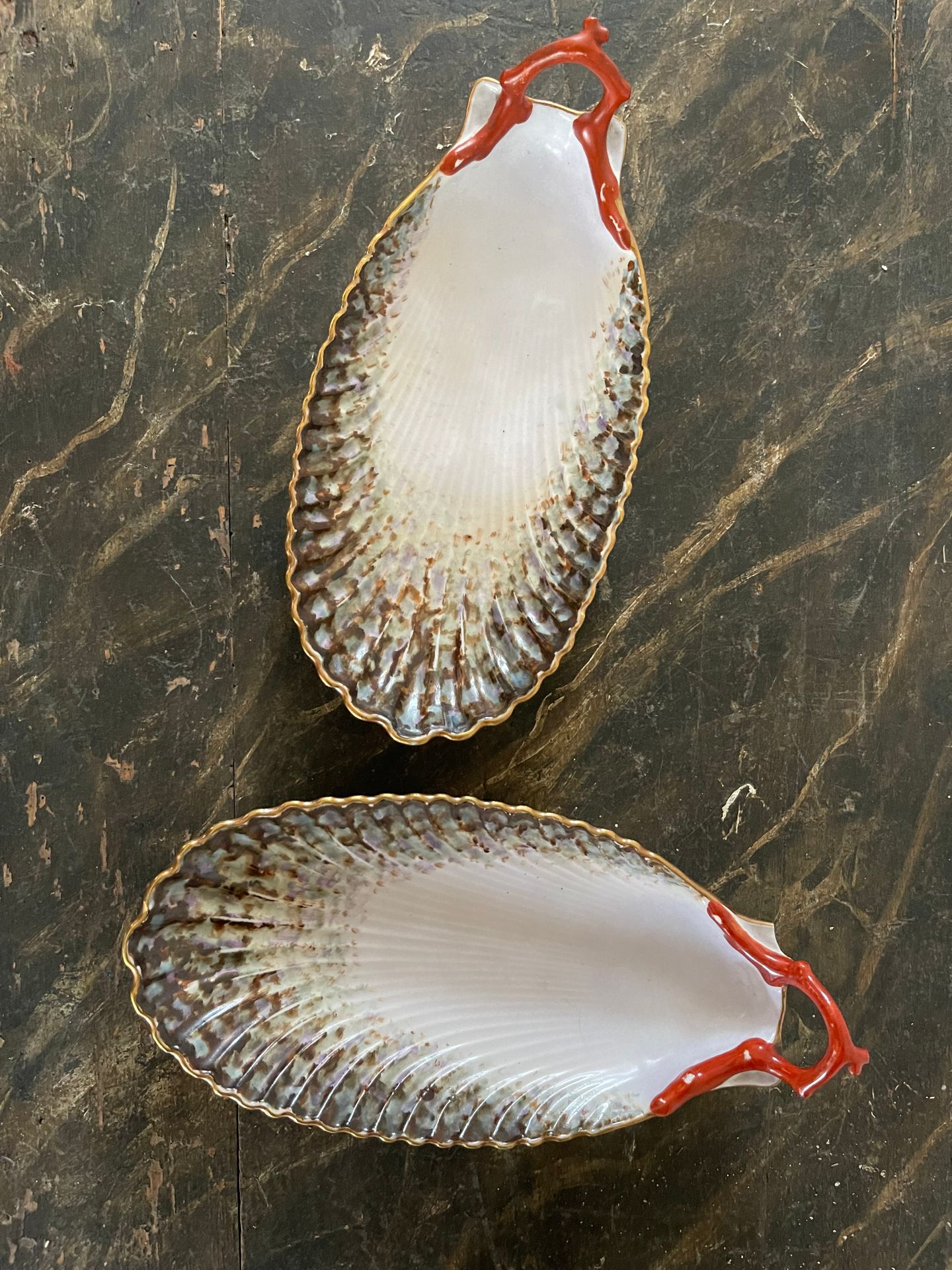 Null Two polychrome and gold porcelain dishes in the shape of shells, imitating &hellip;