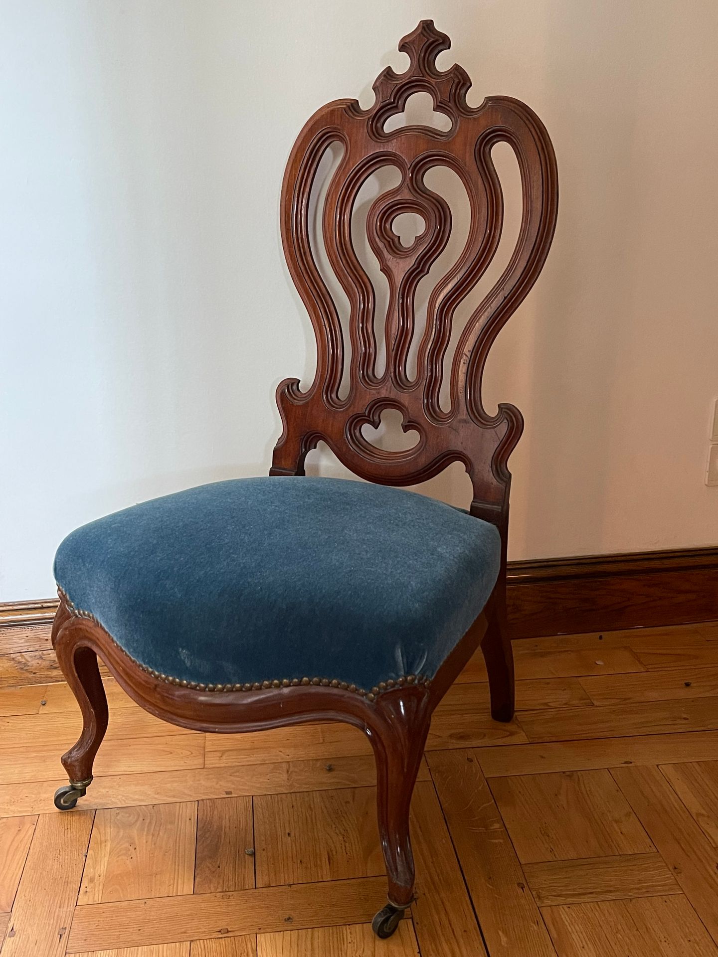 Null 桃花心木扶手椅，蜿蜒的镂空靠背，腰带和弧形腿。19世纪晚期。高度：97厘米 - 宽度：51厘米 - 高度：48厘米