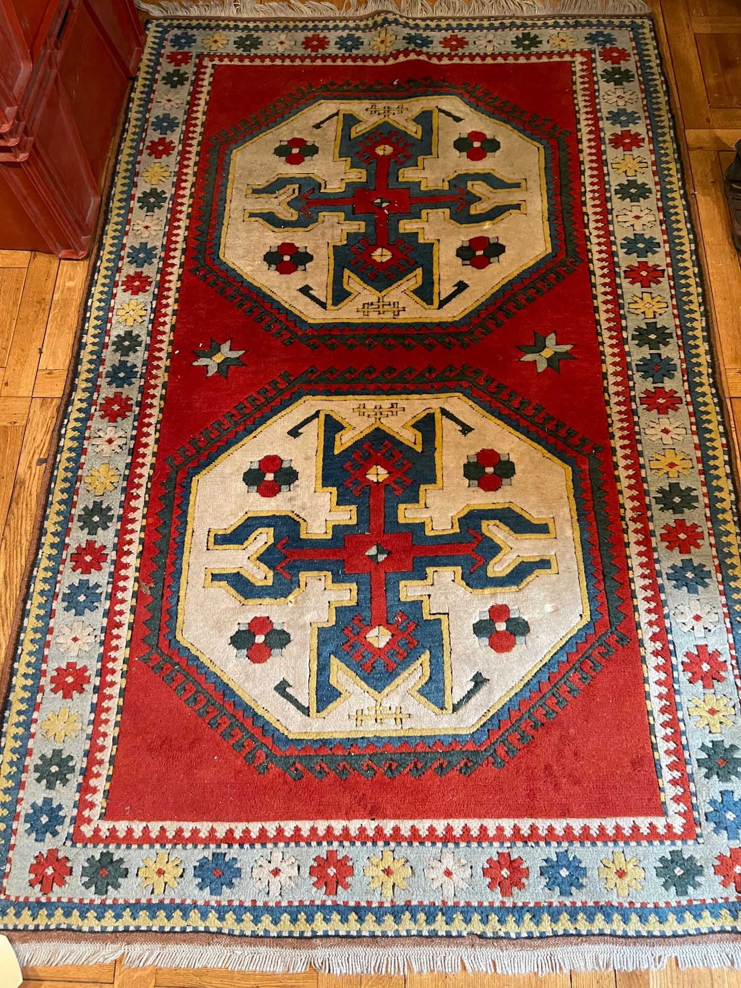 Null 红色背景上装饰有两个几何图案的羊毛地毯（磨损） 220 x 144 cm