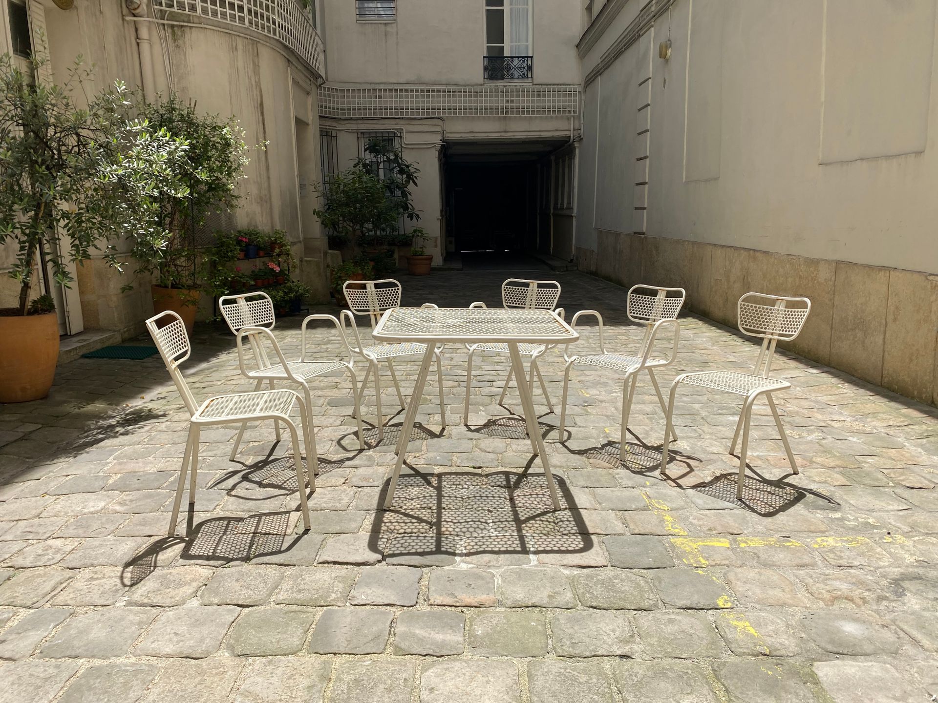 Null 勒内-马拉瓦尔(?-1957)。花园家具包括一张方桌，4张扶手椅和2把椅子。高度：71厘米。桌面：71厘米，宽度：80 x 80厘米。高度：71厘米。&hellip;