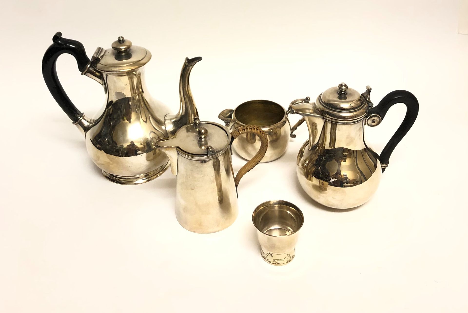 Null 镀银金属套装，包括一个咖啡壶，一个茶壶，一个壶，一个牛奶壶和一个糖碗。
