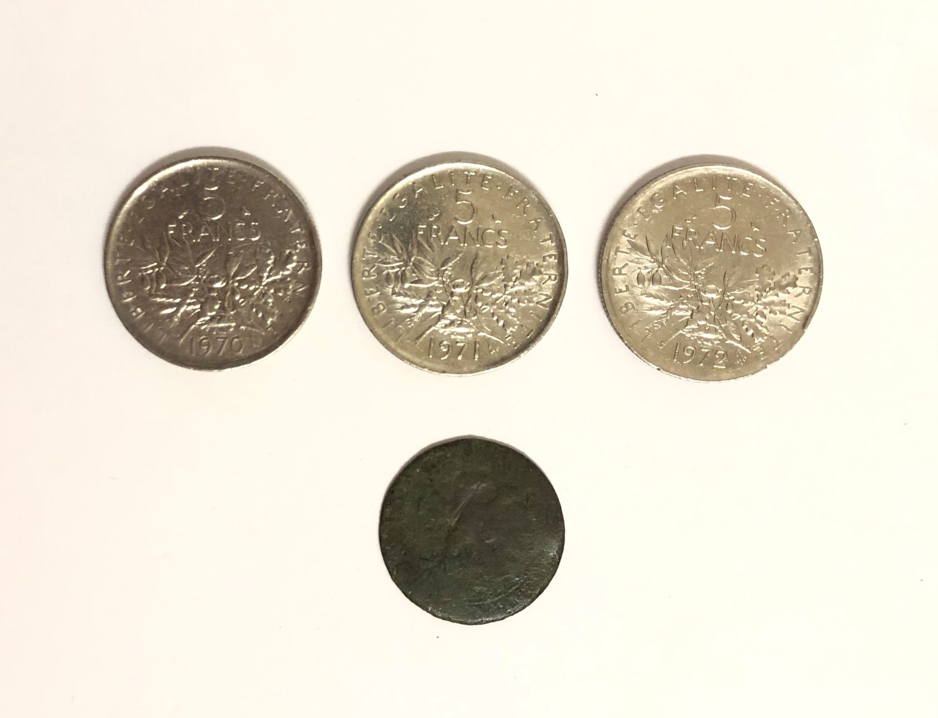 Null LOT comprenant 3 pièces de 5 Francs anciens et une pièce ancienne.