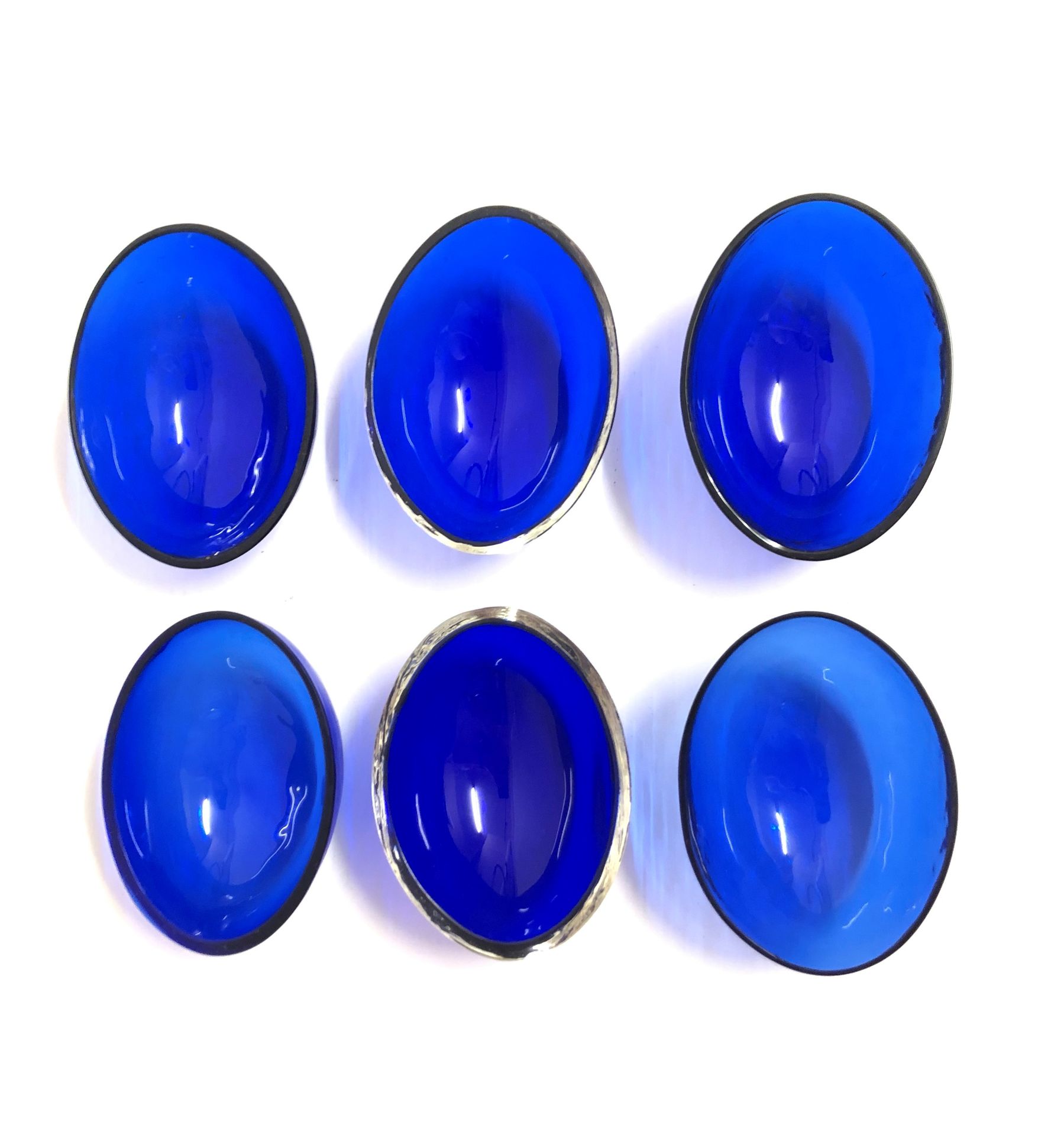 Null 6 COUPELLES aus blau gefärbtem Glas. Länge: 9,5 cm.