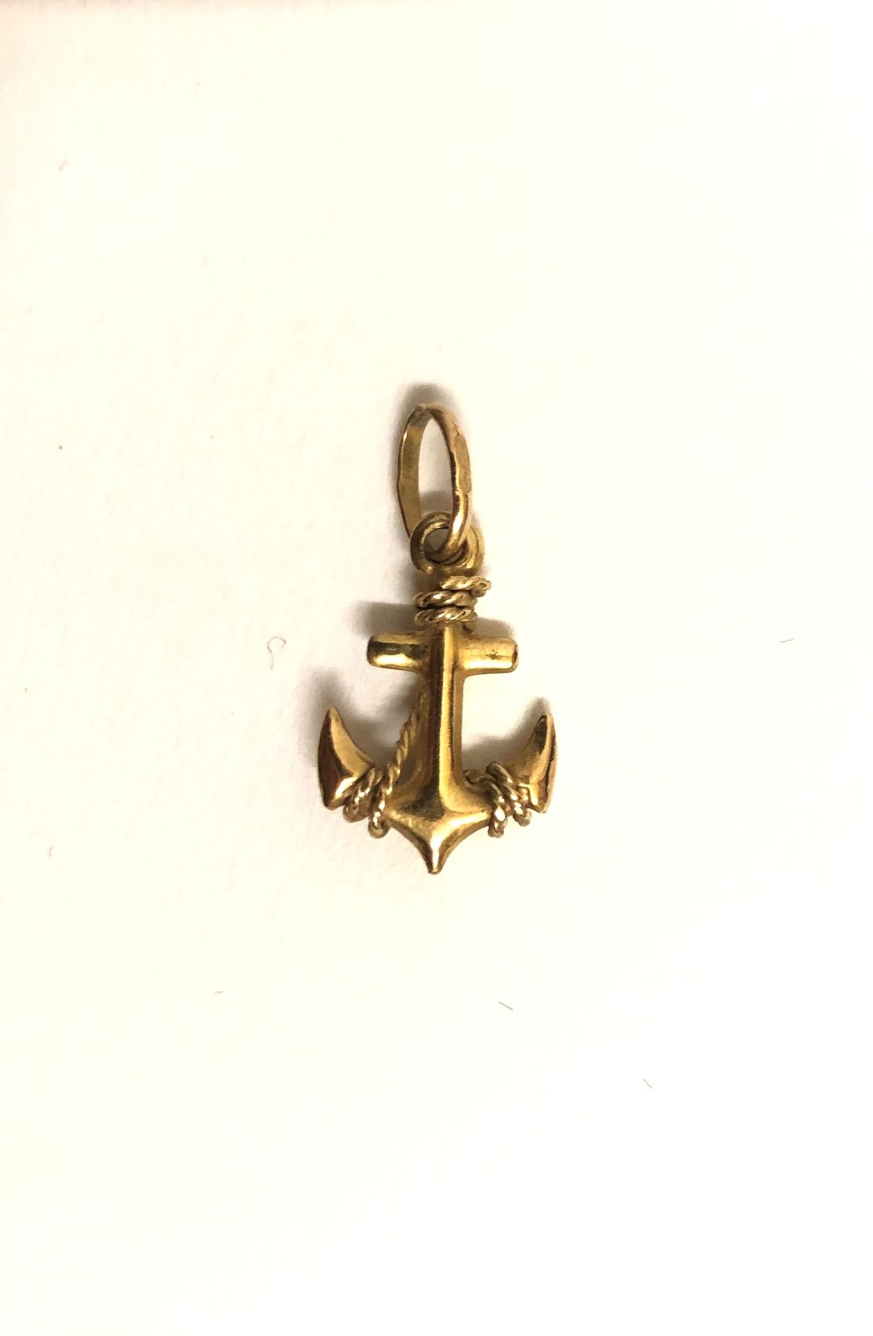 Null Small PENDANT in gilded metal representing an anchor. Length: 15 mm.
