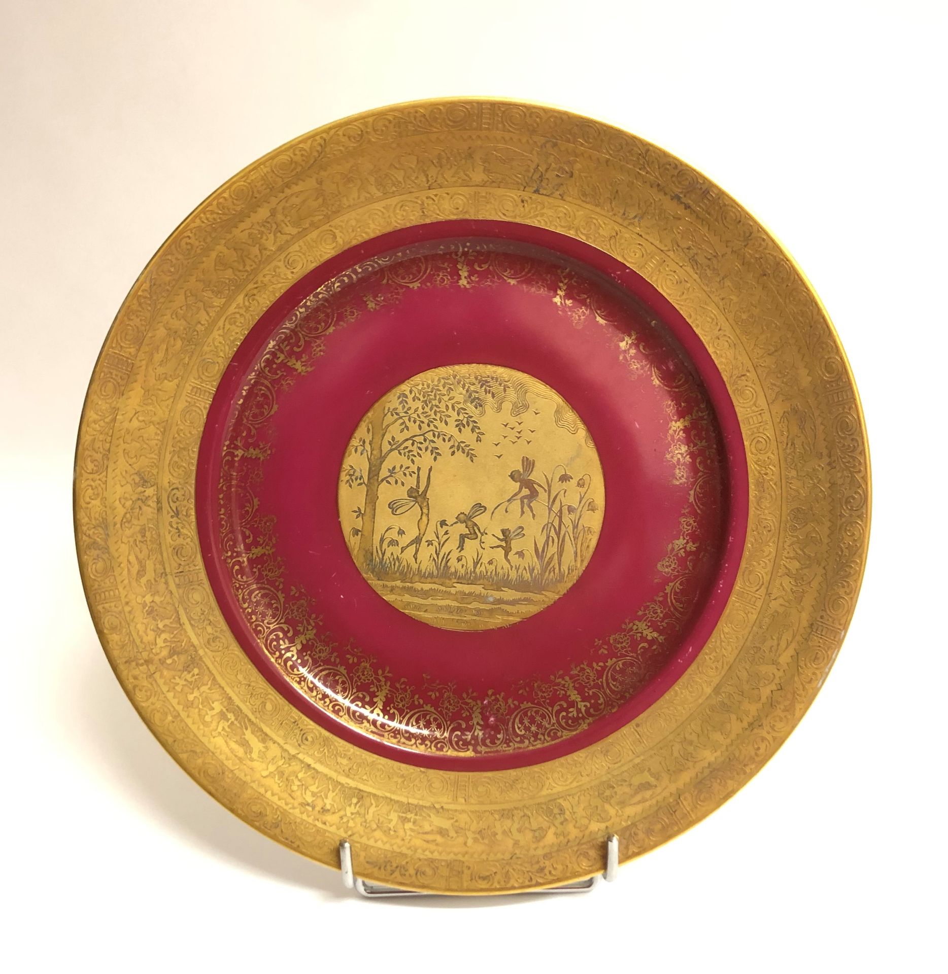 Null ECHT GOLD 巴伐利亚 德国。装饰性瓷盘，有古董场景的镀金楣板和中央的紫薇场景。