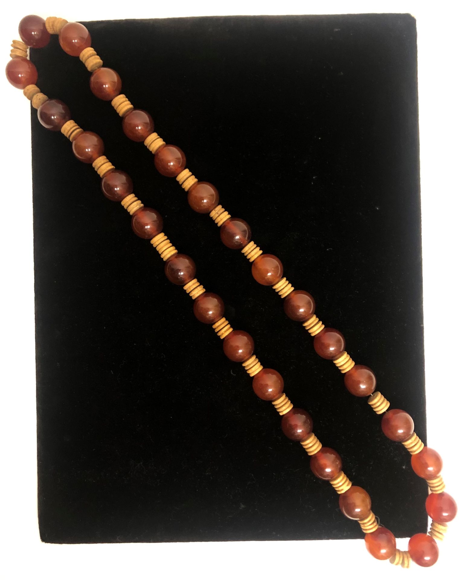 Null 一件由橙色硬石和木头组成的项链和一件由珍珠和金属组成的手套。项链长度：42厘米，长。长项链：84厘米。