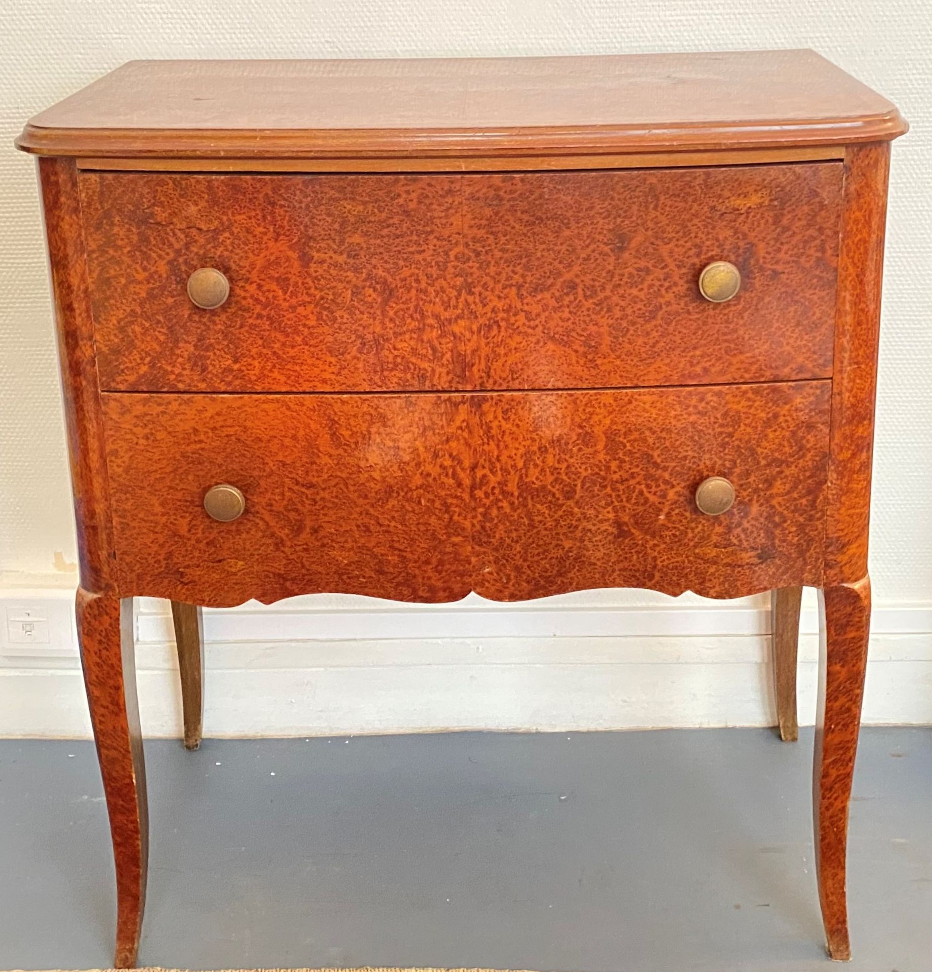 Null Small COMMODE in burr wood opening by two drawers in front of resting on 4 &hellip;