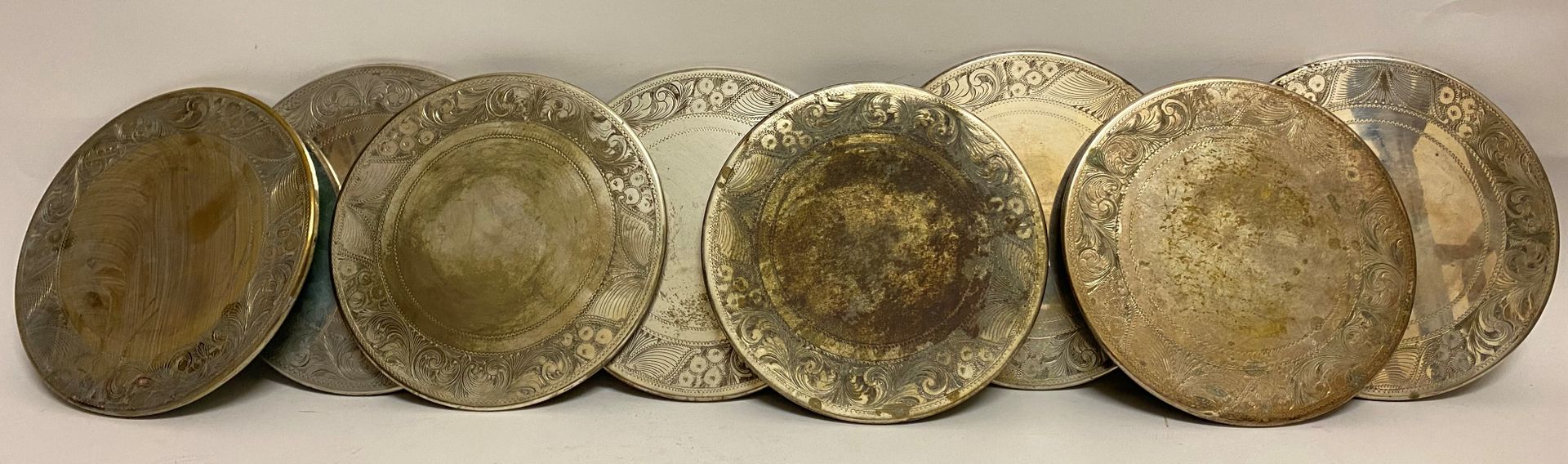 Null 8 PLATES COVERED WITH SILVERED METAL with foliage motifs. Diameter : 19 cm.
