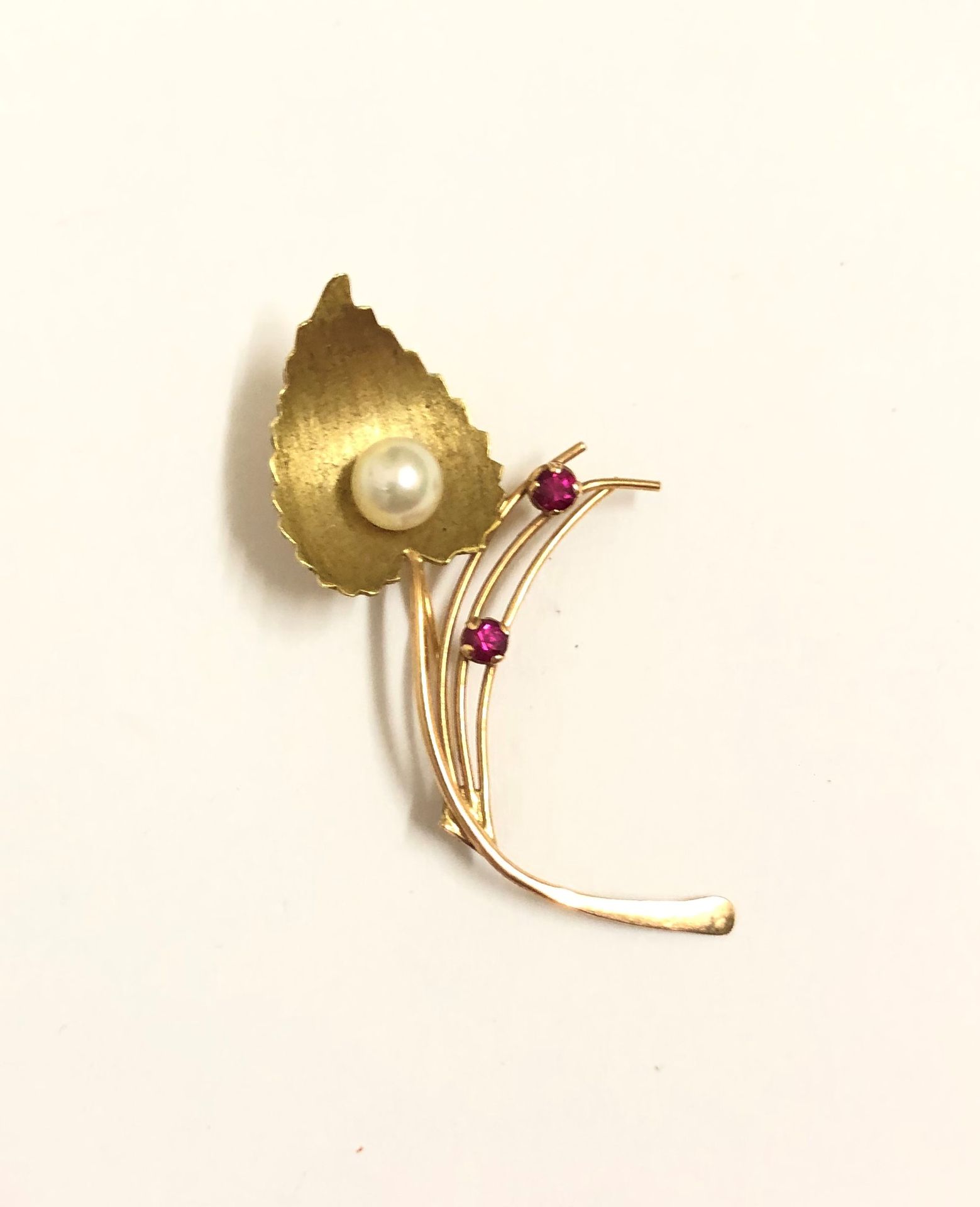 Null 一枚形成花朵的镀金胸针。5厘米。