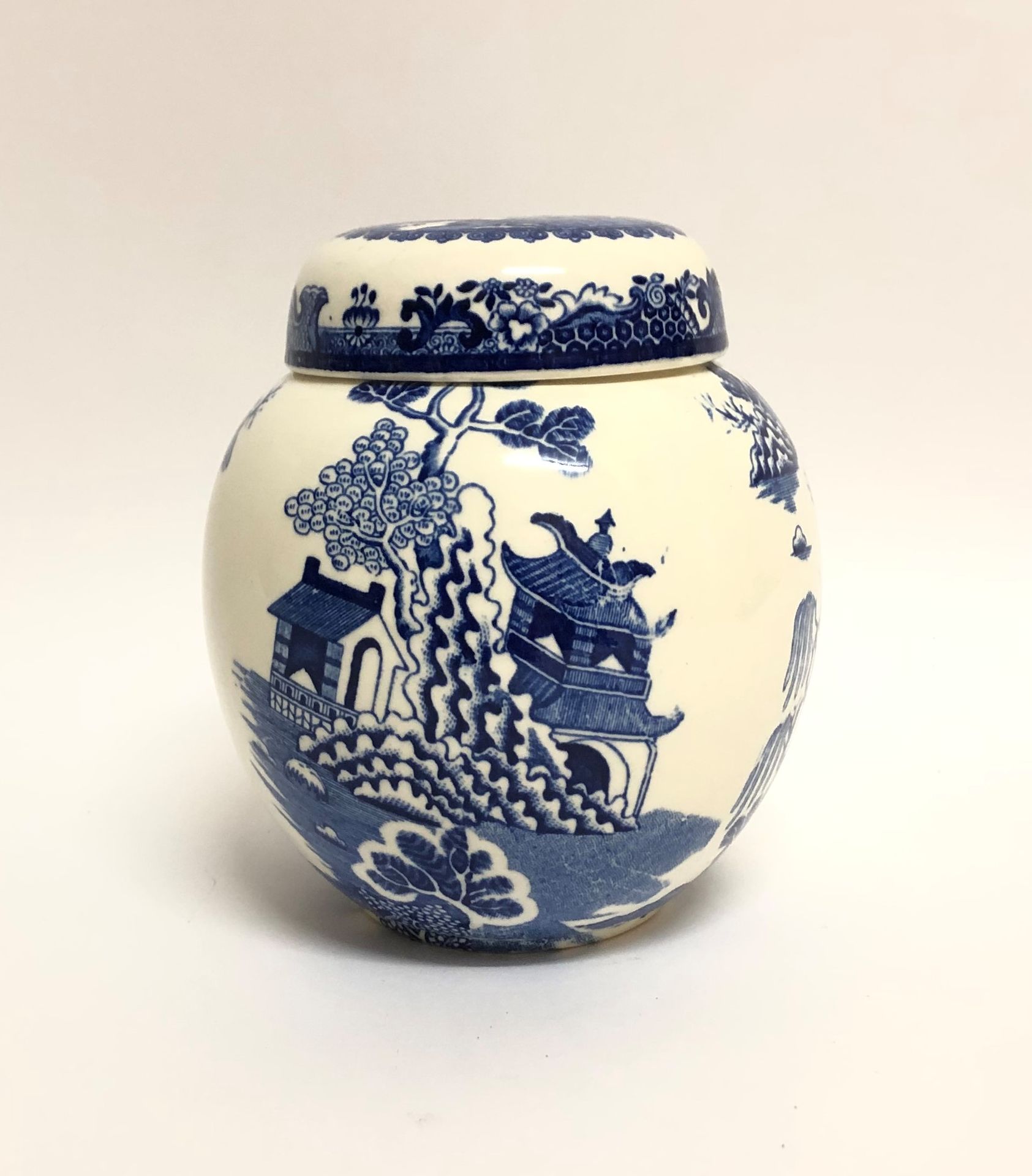 Null MASON'S。釉陶茶壶，青花装饰的佛塔。高度：13厘米。高度：13厘米。