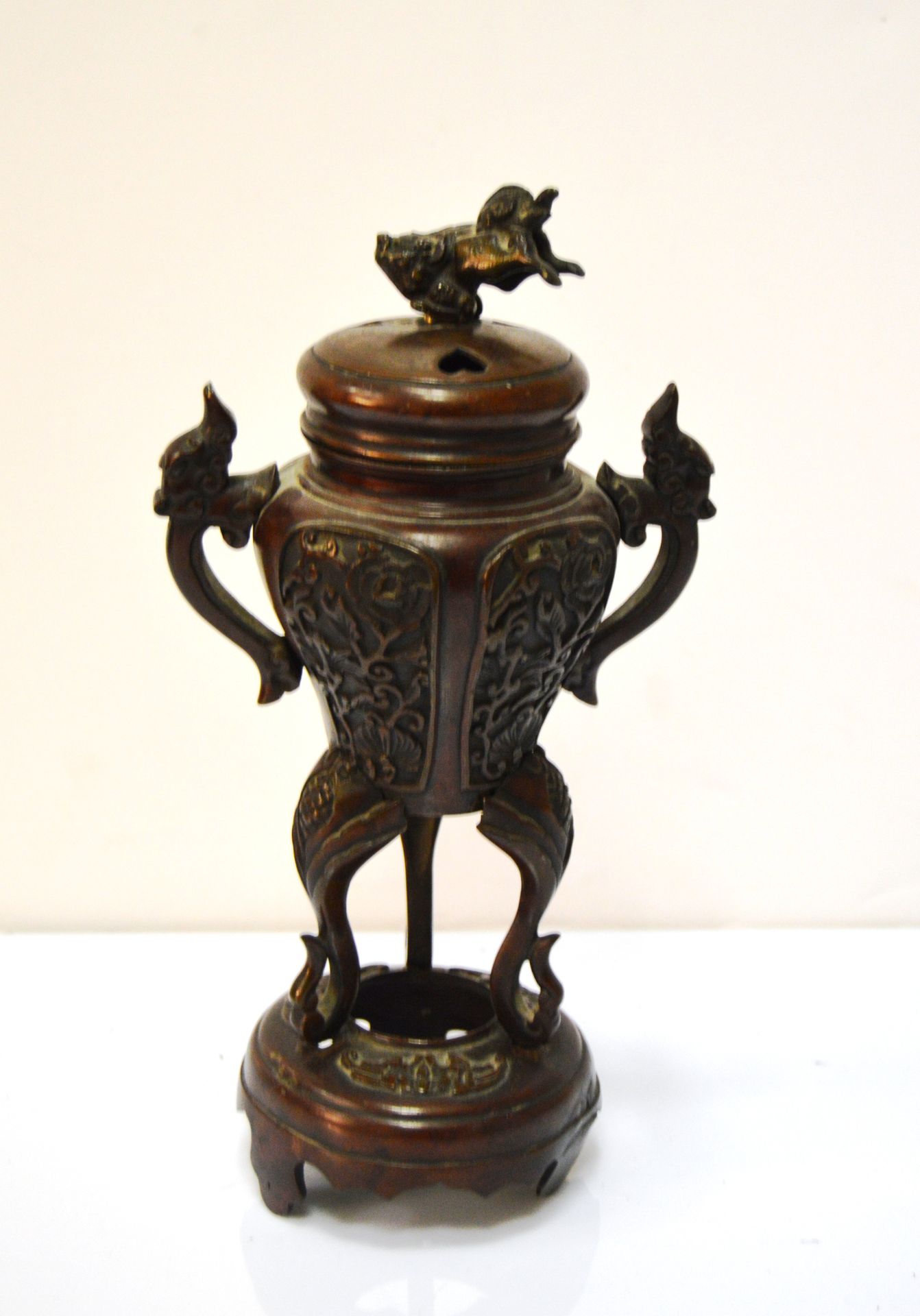 Null 一个有凹槽的铜质香水炉，带有奖章的光泽。日本，江户时代。高度：25厘米（意外）。