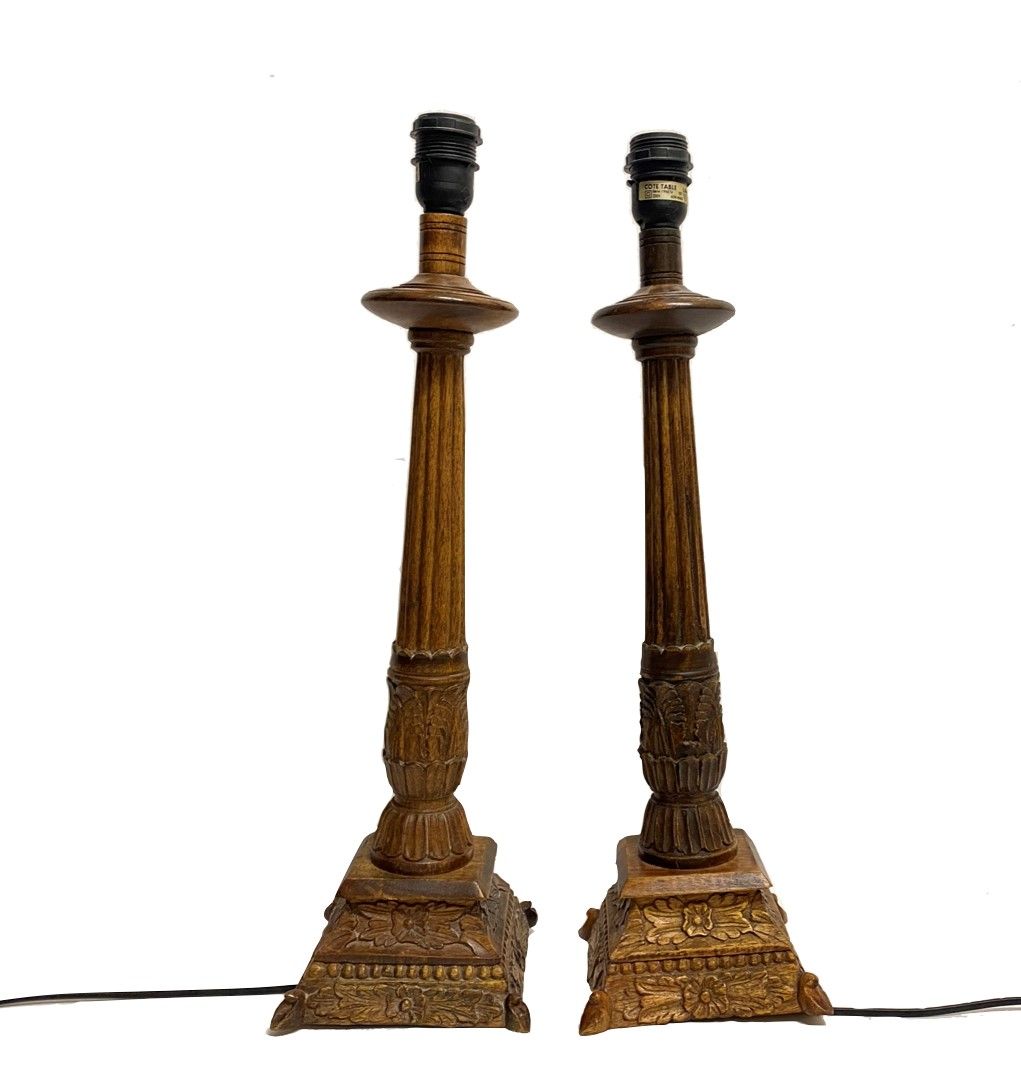 Null PAIRE de LAMPES en bois à décor sculpté de guirlandes de fleurs en partie b&hellip;