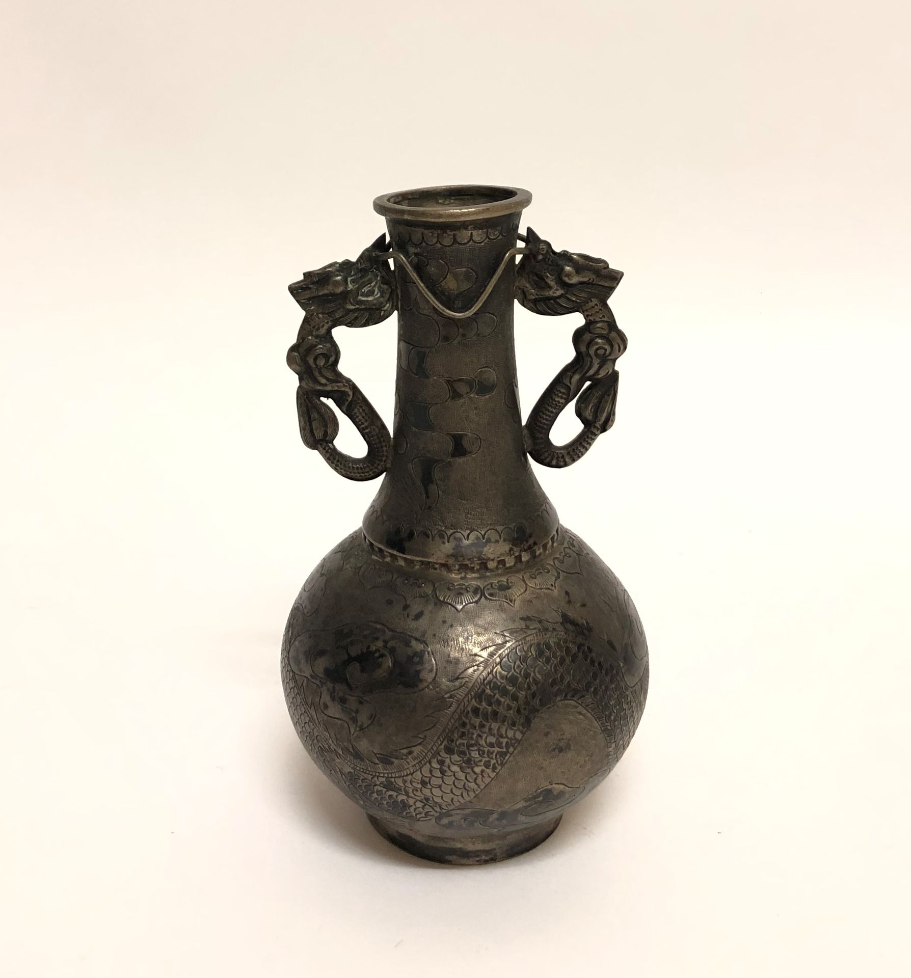 Null 小金属花瓶，有中国特色的龙在云间追赶圣珠的装饰。高度：10.5厘米。10.5厘米高
