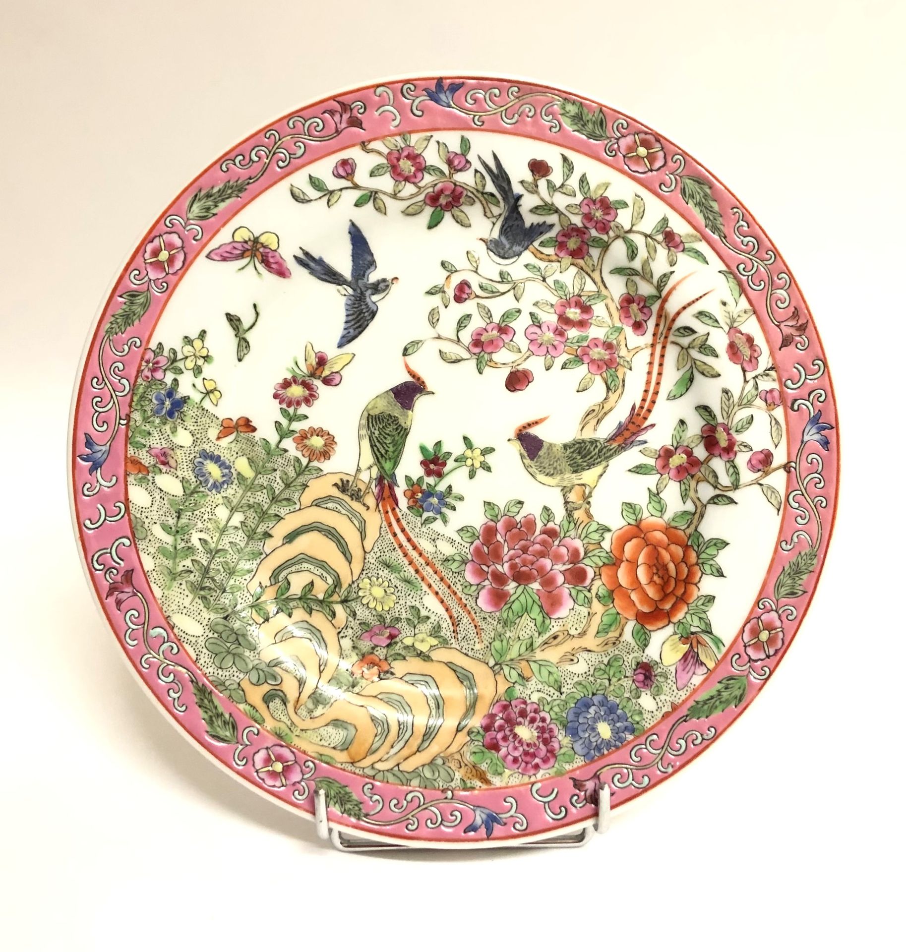 Null Decorative plate in pink family porcelain decorated with birds and flowerin&hellip;