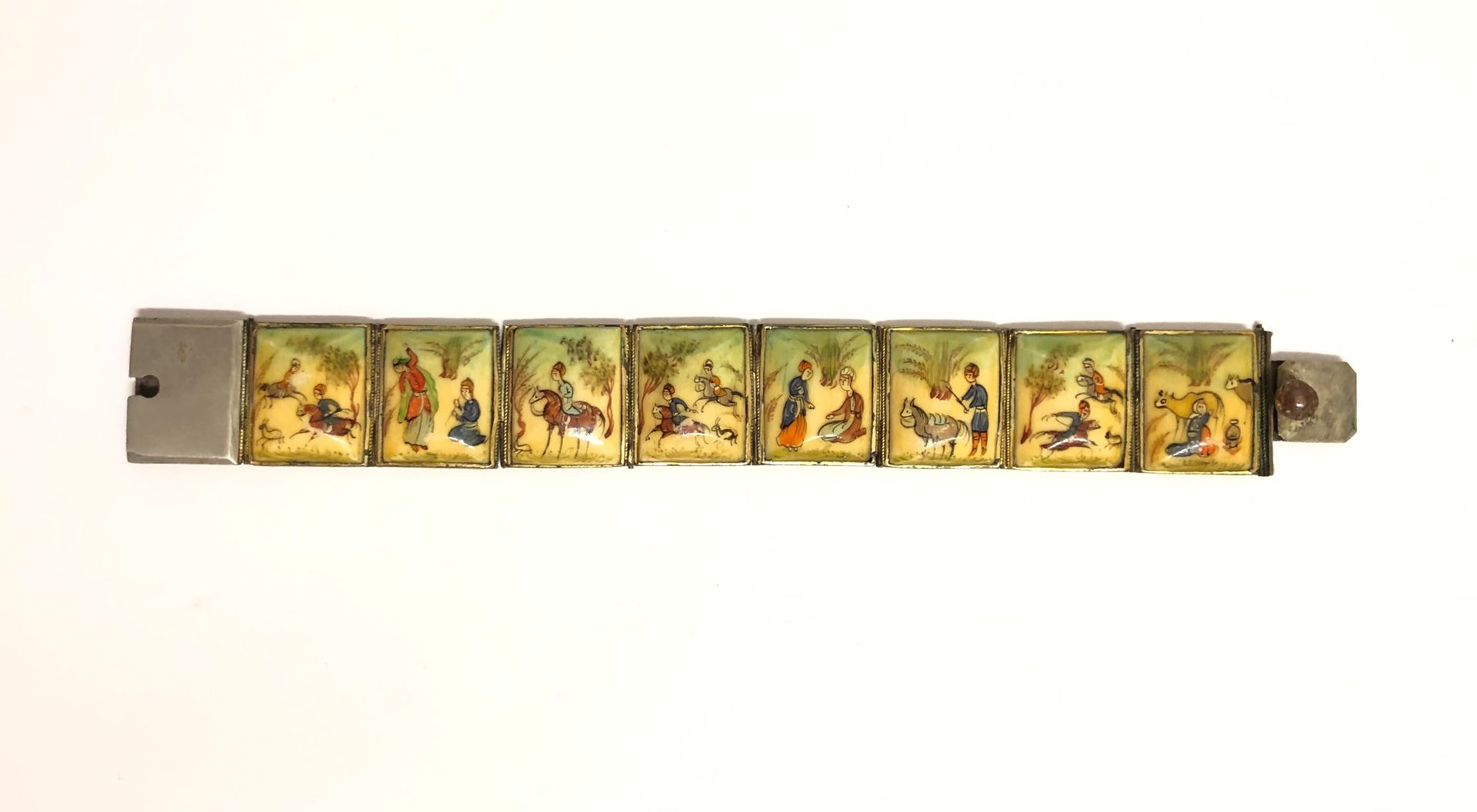 Null BRACELET articulated in ivory and metal decorated with animated scenes.