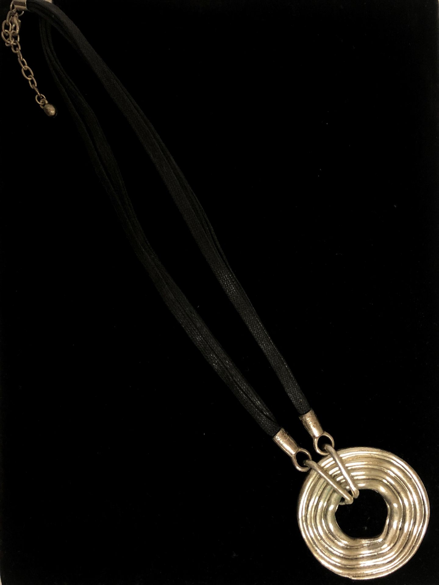 Null 织物和镀银金属项链。长度：40厘米。