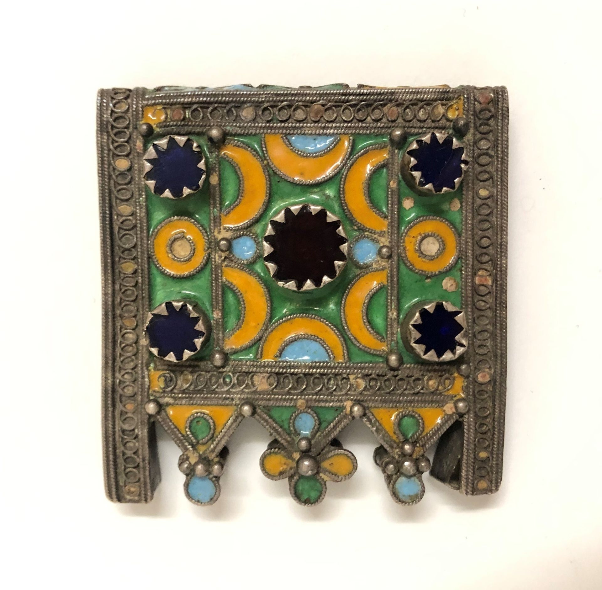 Null Teil einer Berber-Halskette aus Silber, Nachahmungssteinen und Cloisonné-Em&hellip;