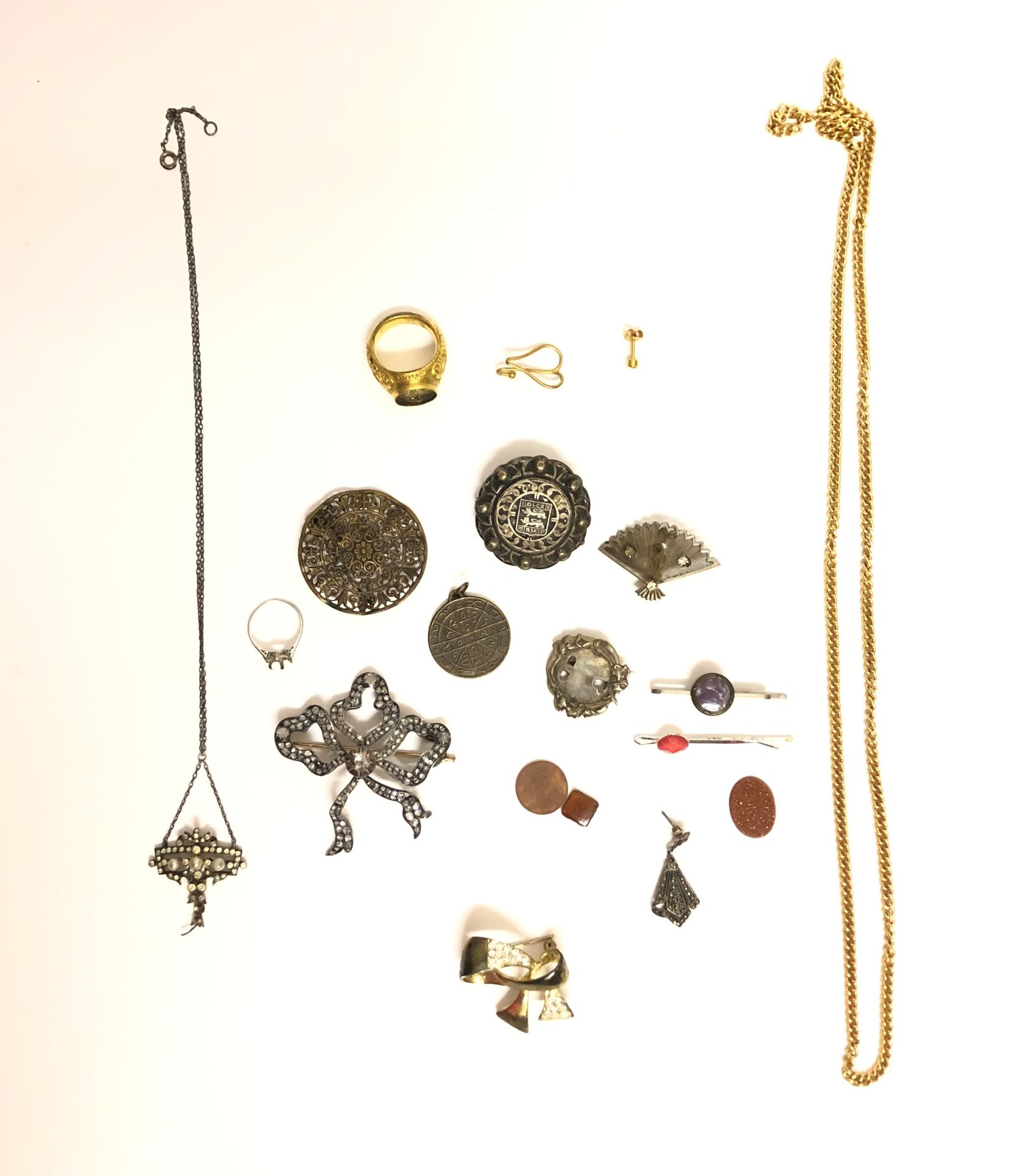 Null 一批金银金属，包括各种胸针，项链，链条等。