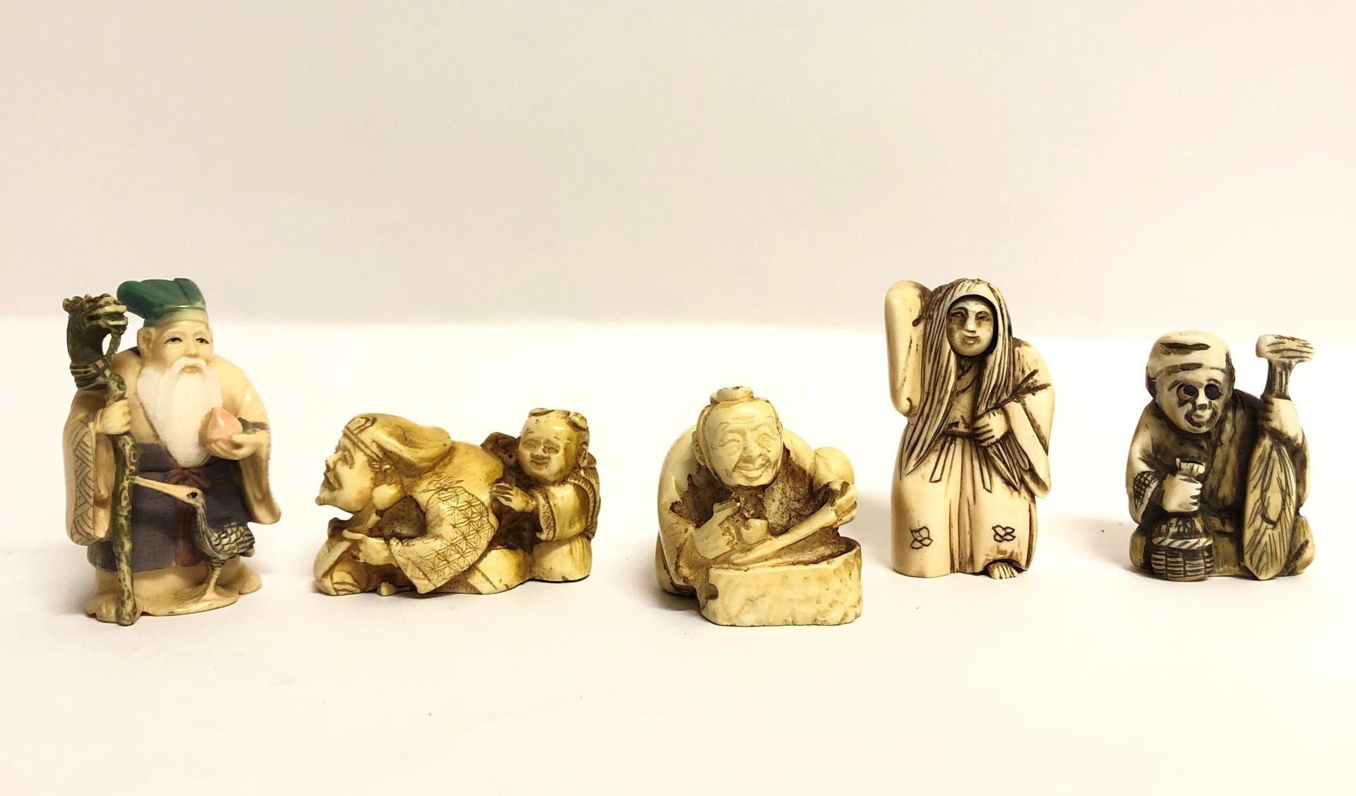 Null 5 NETSUKE of which one signed.