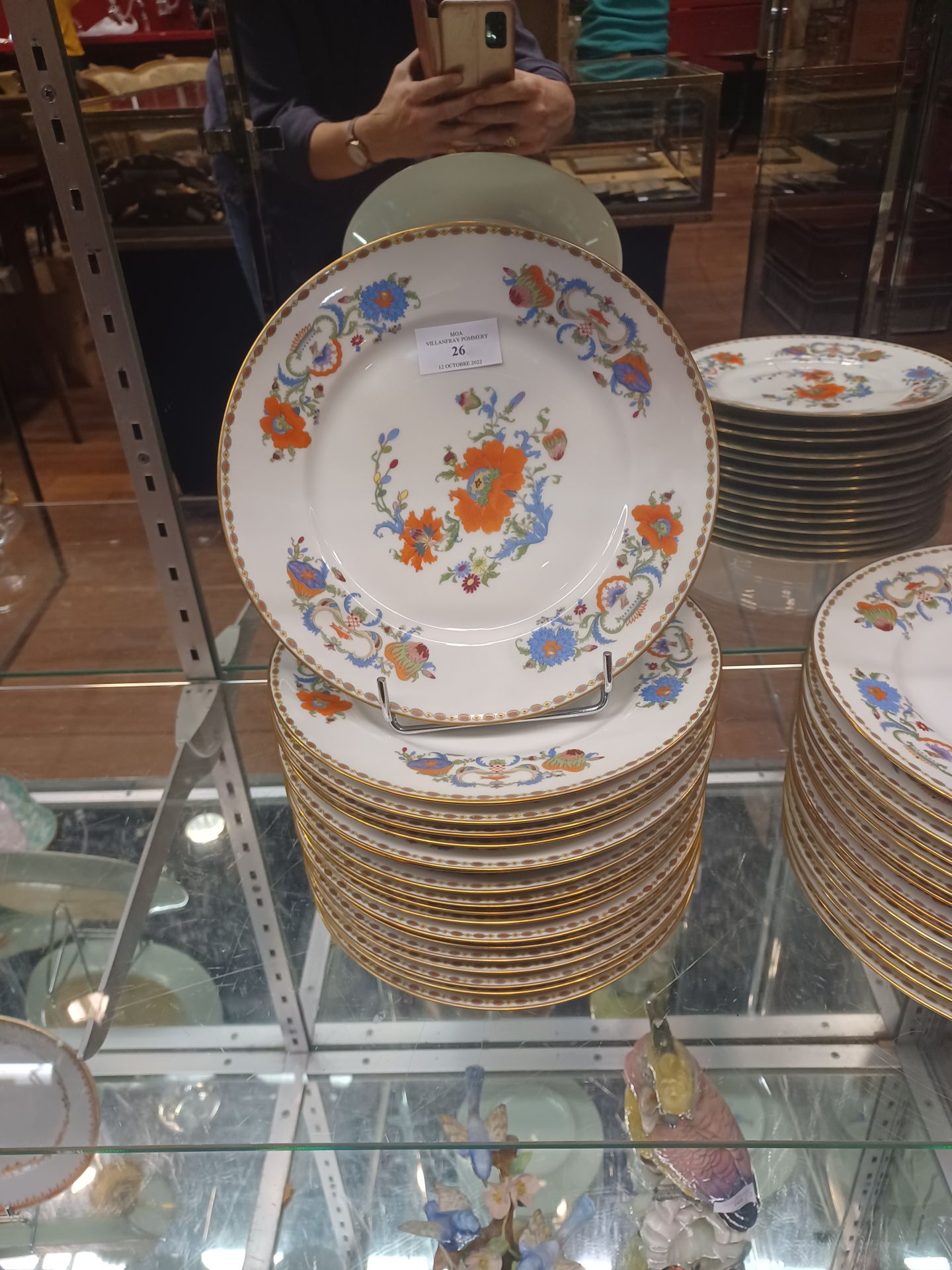Null 
Raynaud Limoges的瓷器晚餐服务的一部分，带有旧中国装饰的复制模型，Damon系列，包括：29个大盘子，18个甜点盘，12个小盘子，12&hellip;
