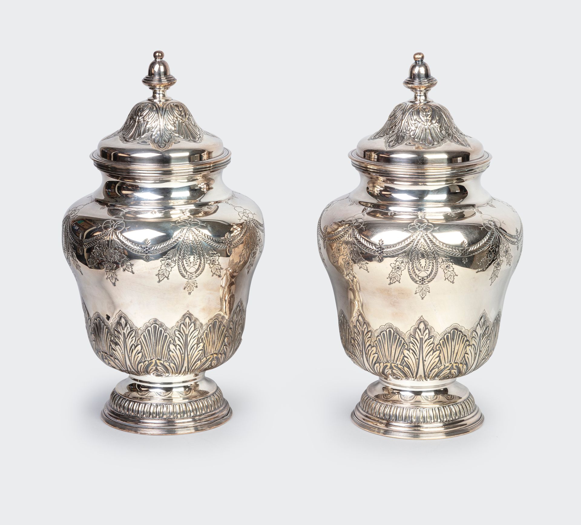 Null Coppia di vasi rivestiti in argento di forma leggermente a balaustro con de&hellip;