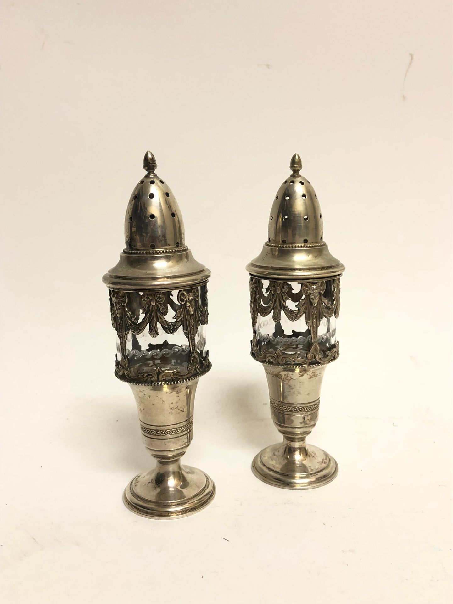 Null Pair of silver saltcellars (800) with openwork and chiseled decoration of d&hellip;