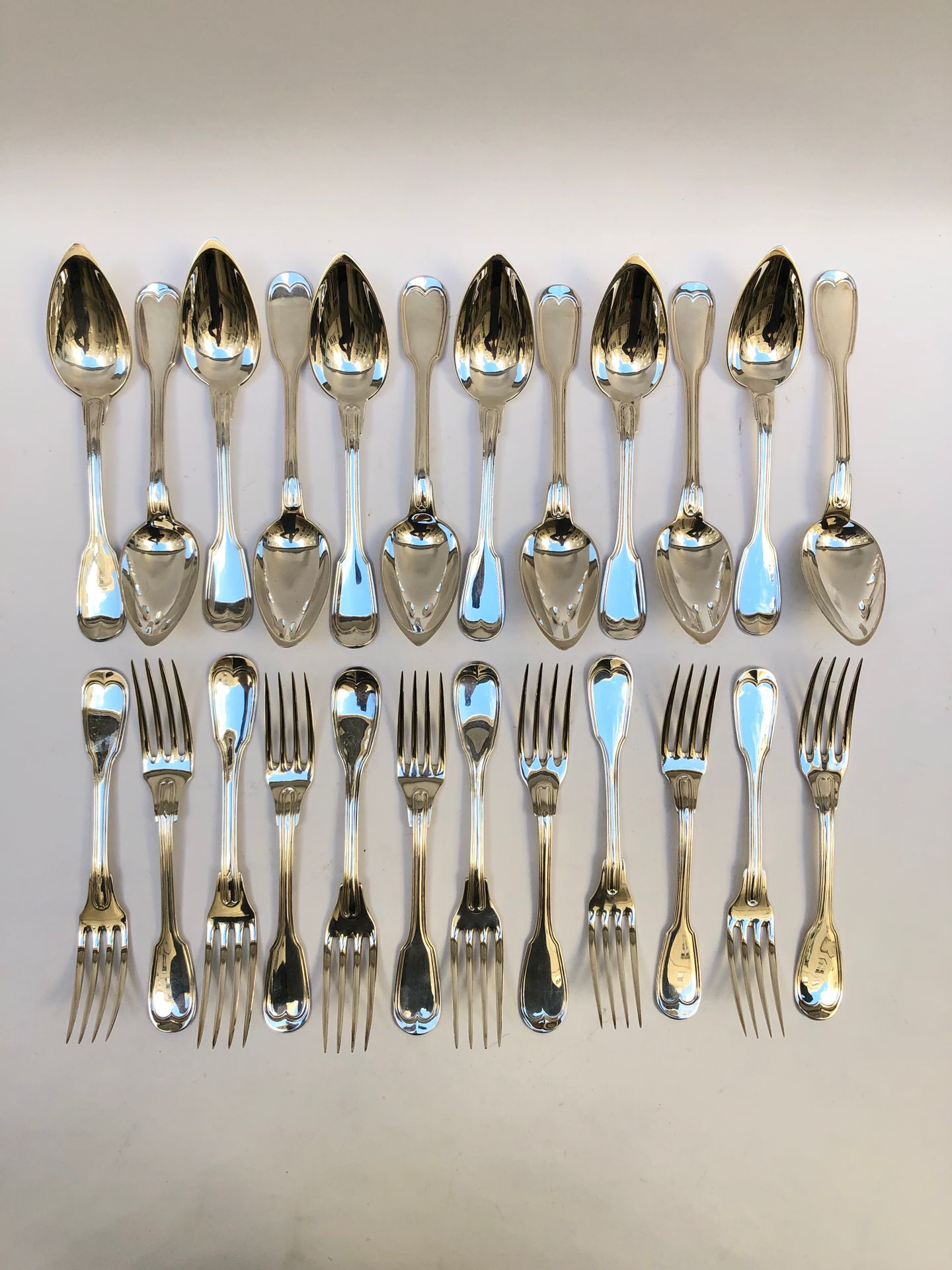 Null 十二套大型银质餐具，带锉刀。Minerve的标志。重量: 1995,6g