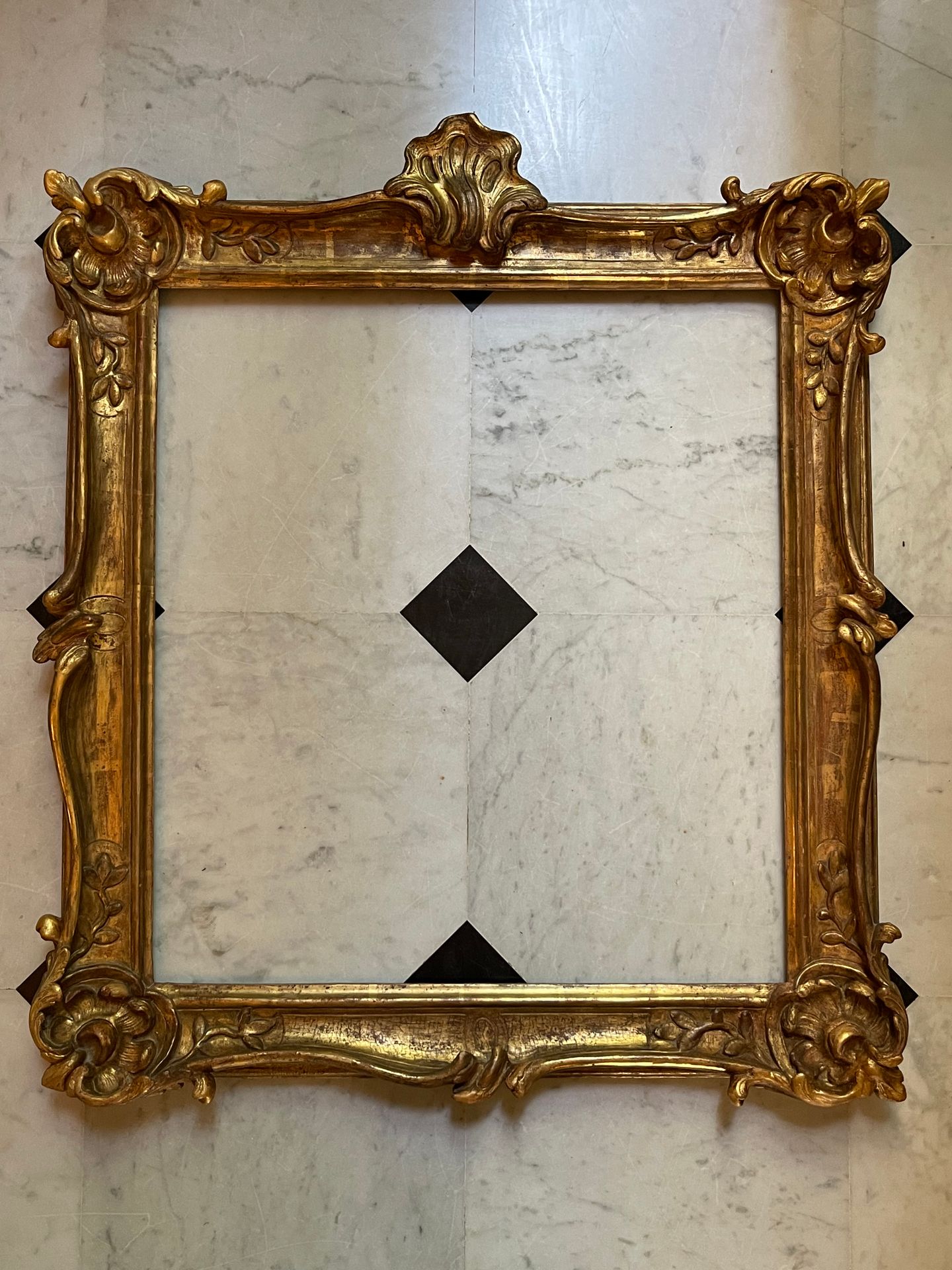 Null 雕花木框上装饰有罗盖尔贝壳，四角有叶子和扣子。路易十五时期的里昂作品。尺寸：55 x 50厘米/外部：77 x 67厘米。
