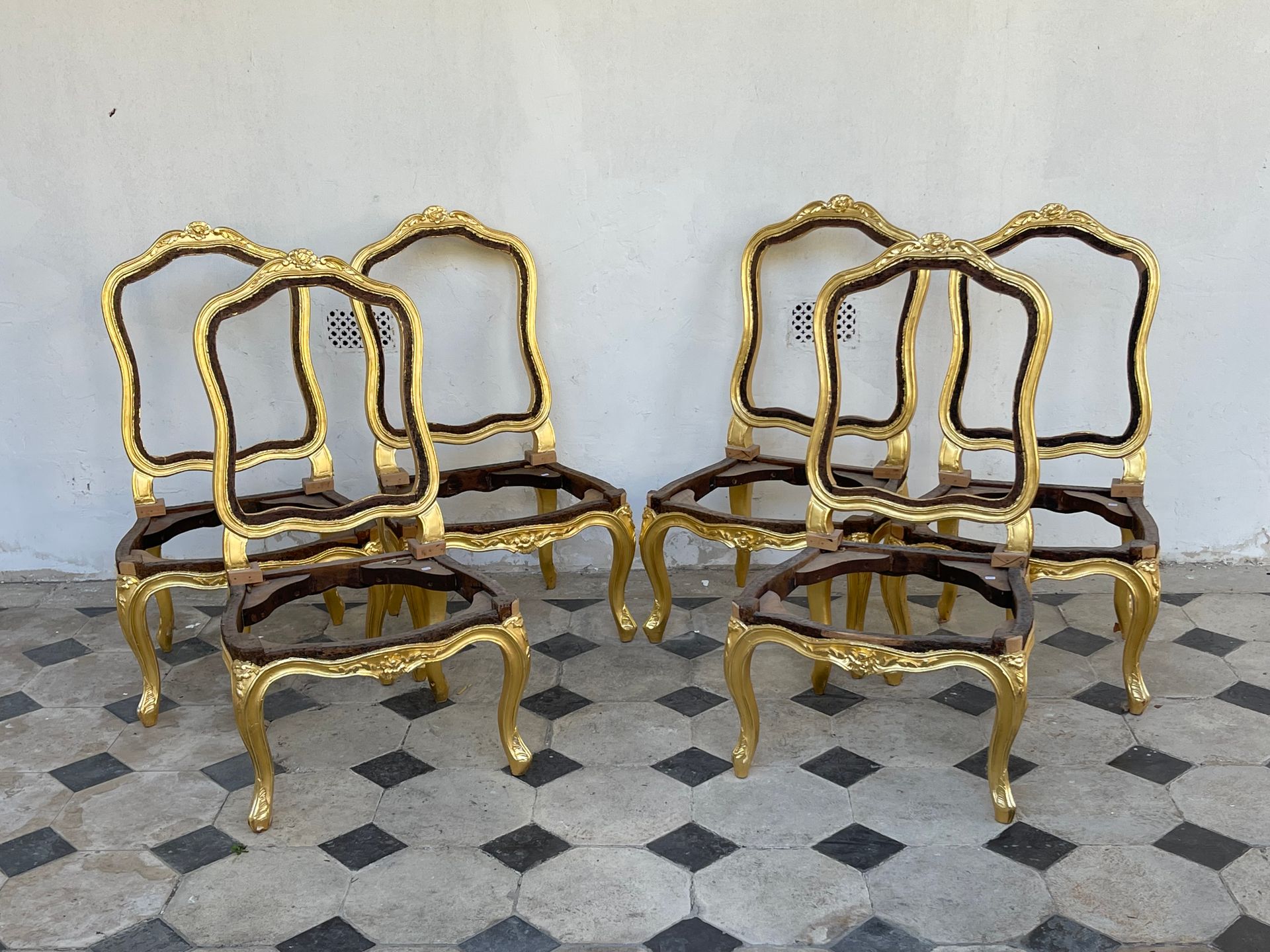 Null 六个椅架，直背，雕刻和镀金的木头，有花的装饰，弯曲的背和腰，凸起的腿雕刻着刺桐叶。罗纳河谷的工作，18世纪（事故、修复、加固）。高度：98.5厘米 -&hellip;