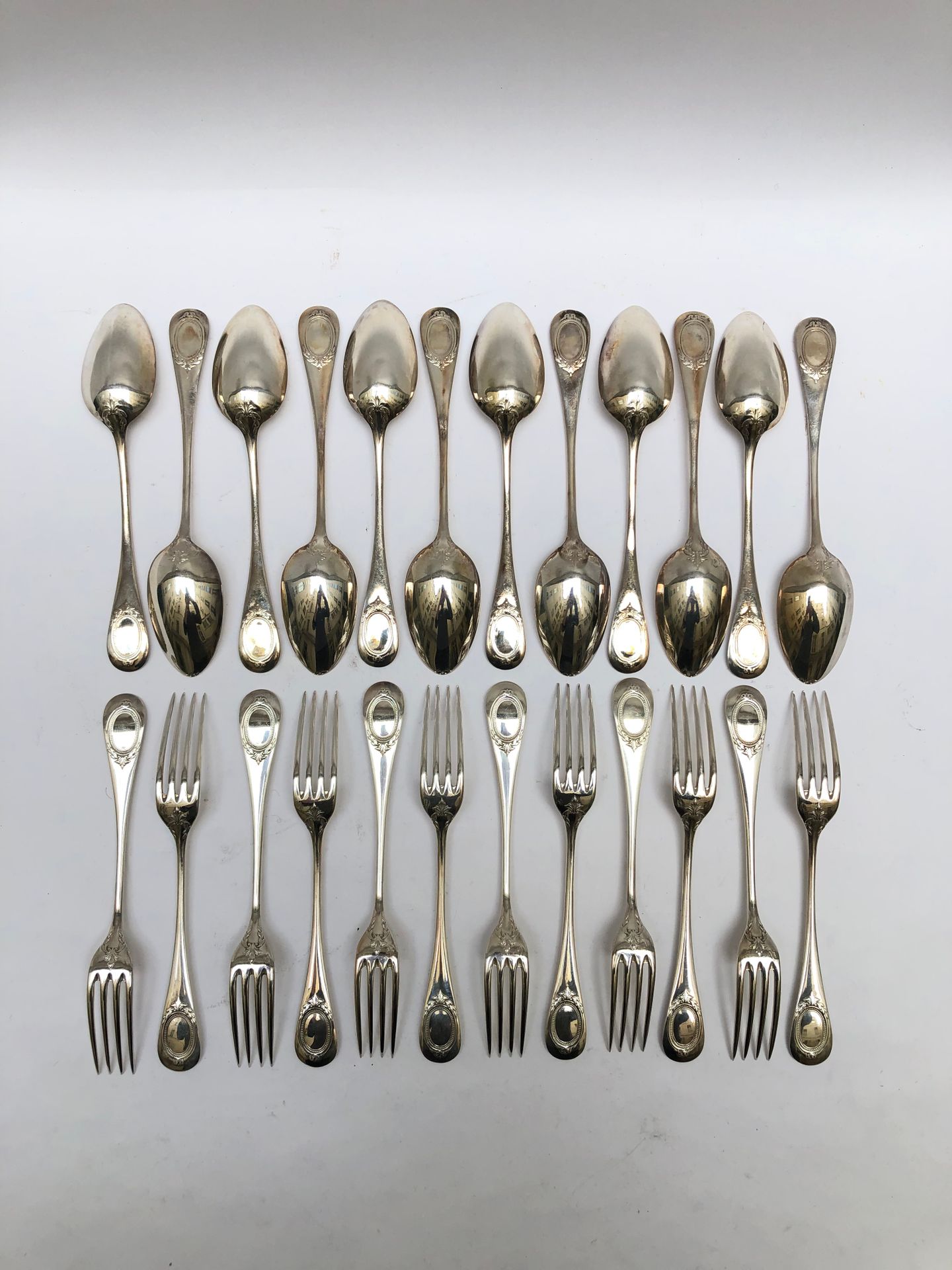 Null Twelve silver cutlery with medallions with pearls and foliage. Master silve&hellip;