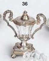 Null 一个银色和玻璃的芥末罐，带叶子的把手和方形底座，放在四个冠状的脚上。金饰大师艾蒂安-奥古斯特-库尔图瓦 1834 - 1847年。标记的Minerve&hellip;