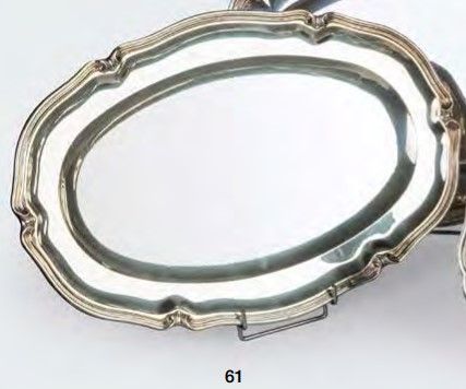 Null 椭圆形银盘，带扣子。金饰大师Tétard Frères。 Minerve的标志。(划痕）重量：1096g - 30 x 44,5 cm