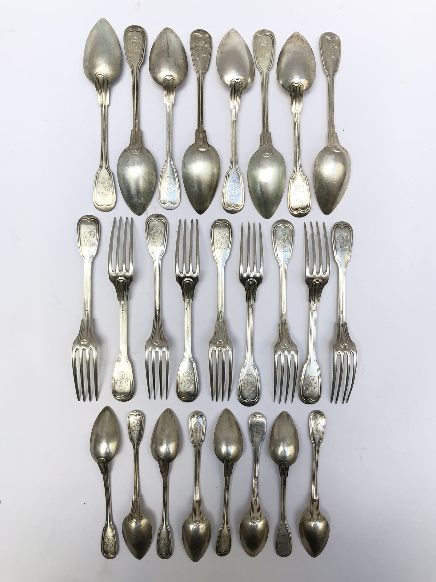 Null 一套银质餐具，有 "BF "字样，包括：八件平底餐具，一件平底叉子（830.6克）和八个小勺子（168.5克）。Minerve的标志。总重量：999.&hellip;