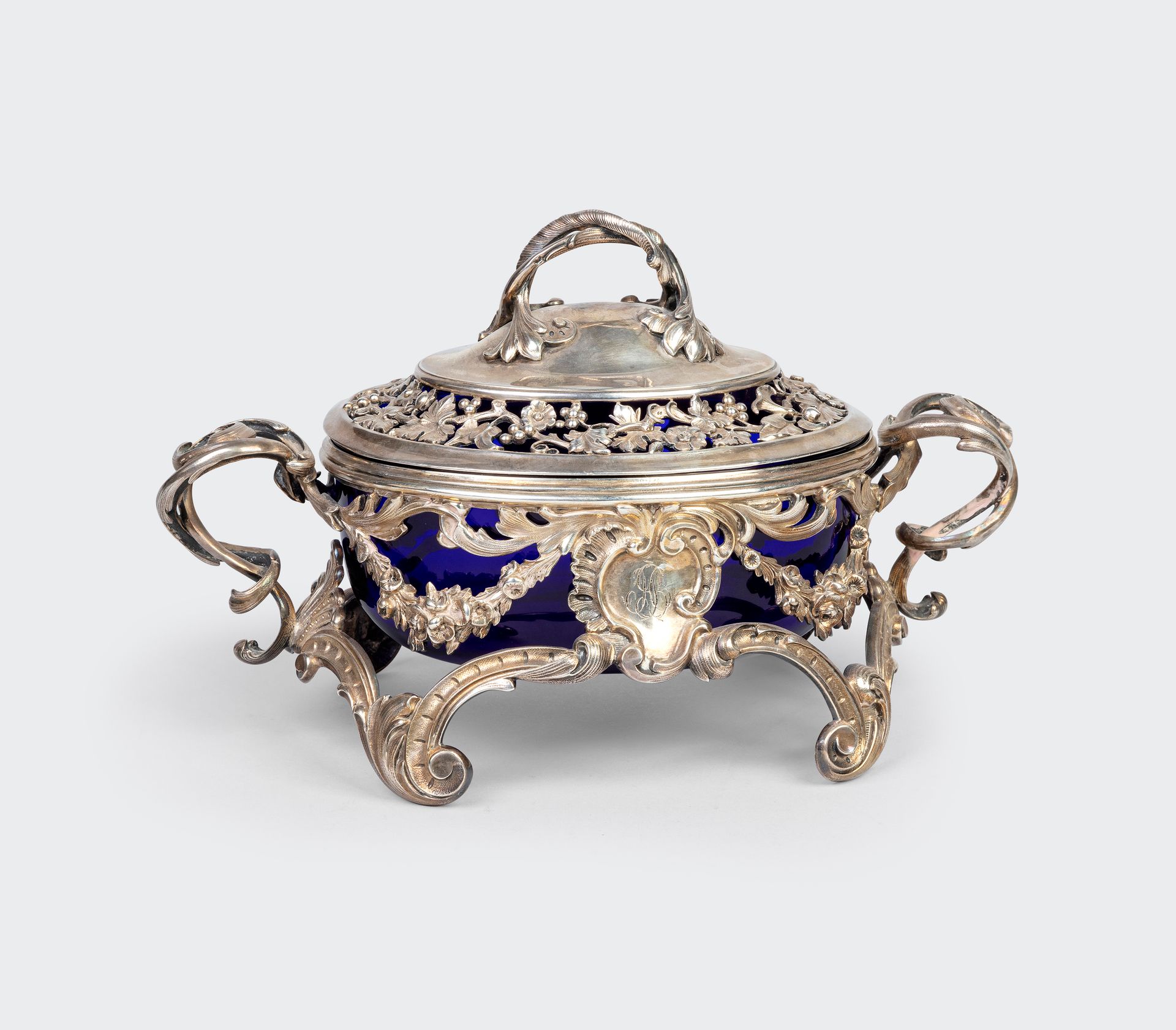 Null 一个镂空的银质盖碗，上面装饰有字母图案的罗盖尔徽章和花环，把手和握柄都是罗盖尔卷轴的形式。Minerve的标志。重量：847.2克 蓝色玻璃内部。