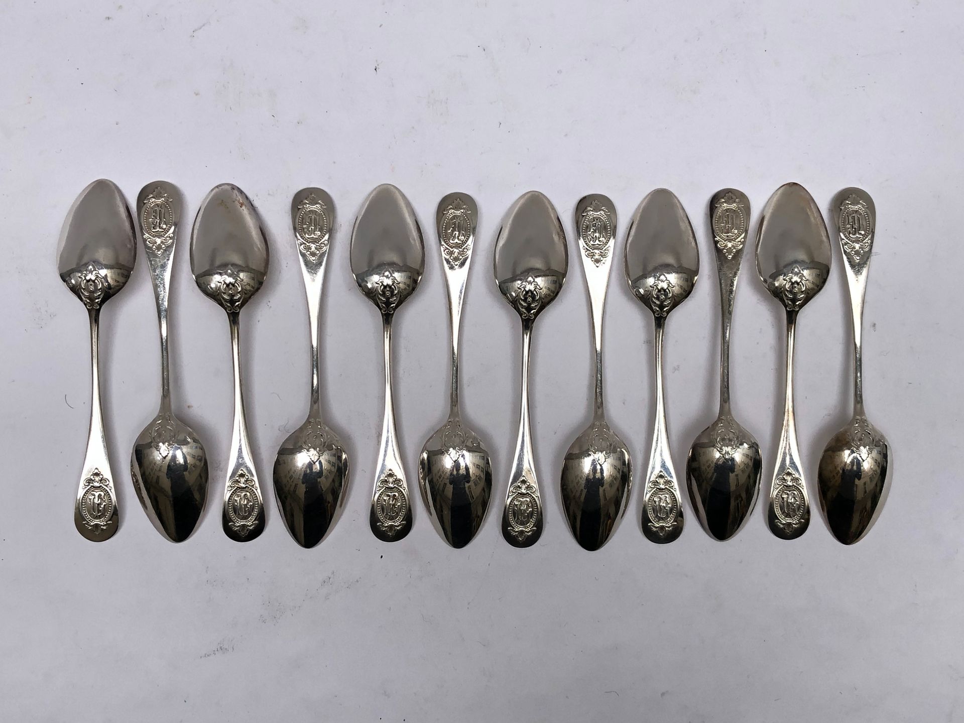 Null Dodici piccoli cucchiai d'argento decorati con medaglioni di perle e foglia&hellip;