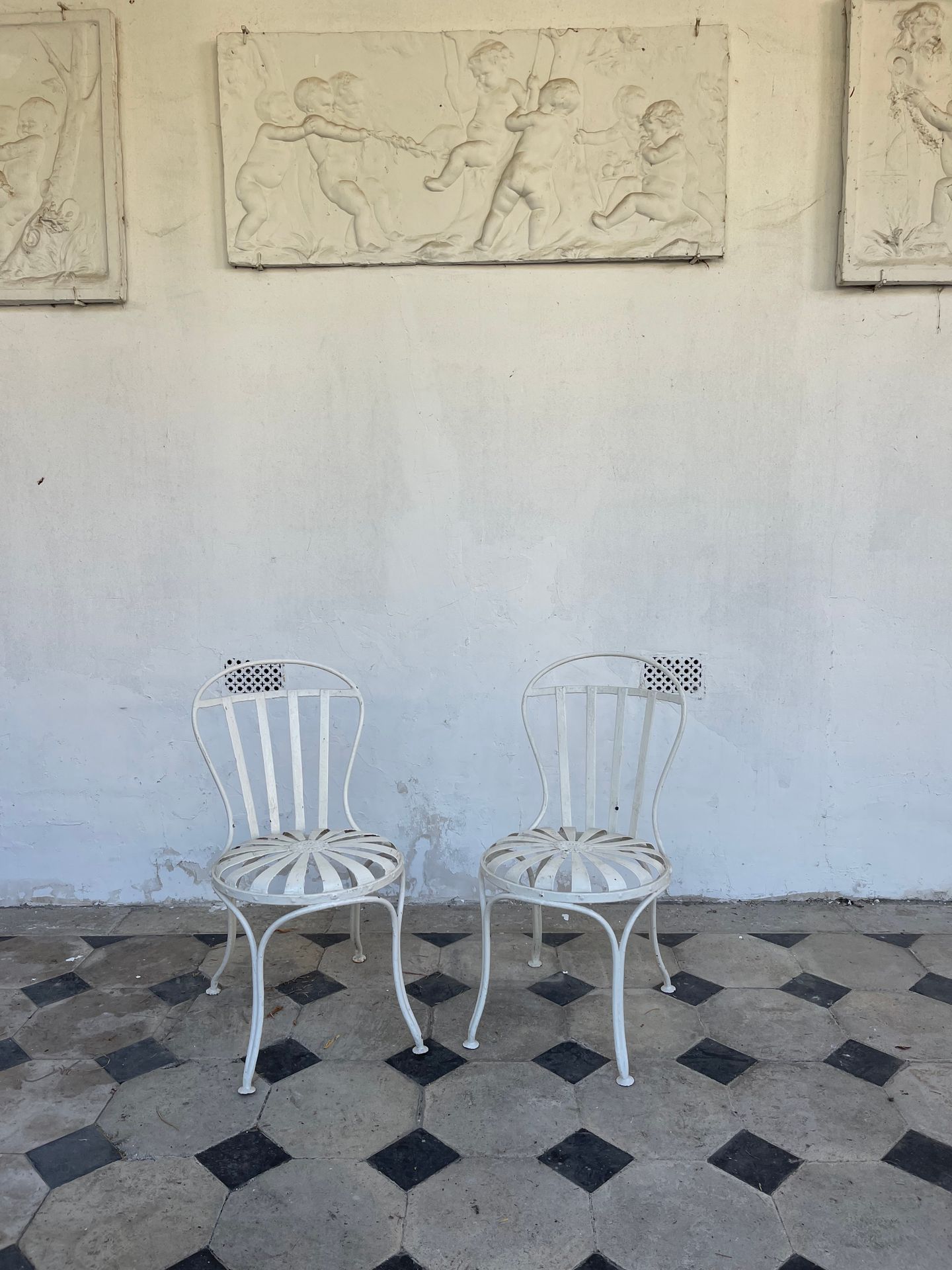 Null 两把白色油漆的金属花园椅，椅背有板条，座椅为圆形弹簧。19世纪晚期。高度：78厘米 - 宽度：42厘米 - 高度：42厘米