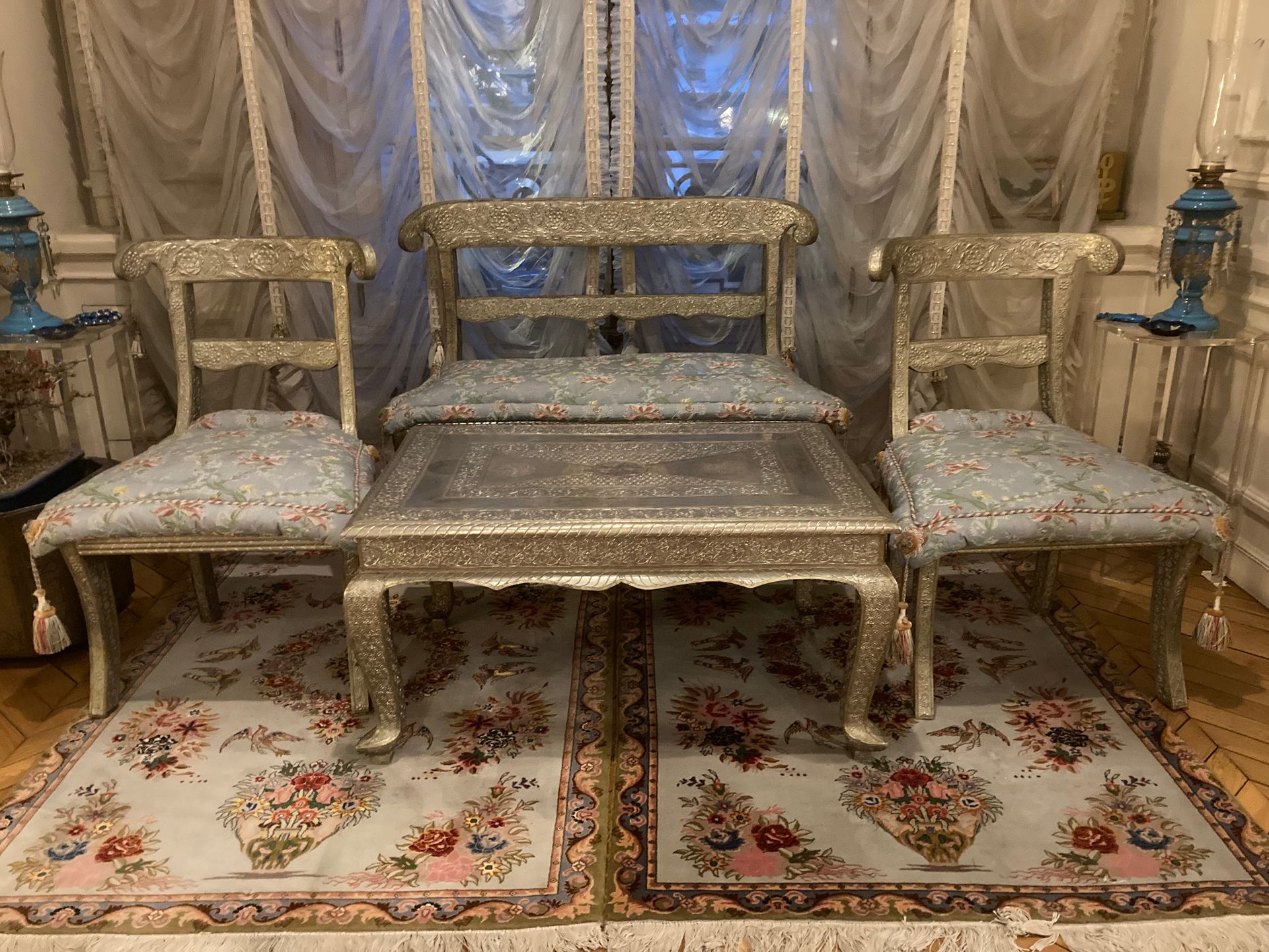 Null 客厅家具，木芯上有黄铜和银板，包括两把椅子，一张沙发和一张茶几，有卷轴的浮雕装饰。

20世纪。

桌子，高：47厘米，宽：91厘米，长：60厘米

&hellip;