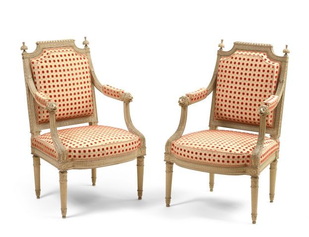 Null Ein Paar Sessel aus grau lackiertem Holz, flache Rückenlehne mit Abstufunge&hellip;