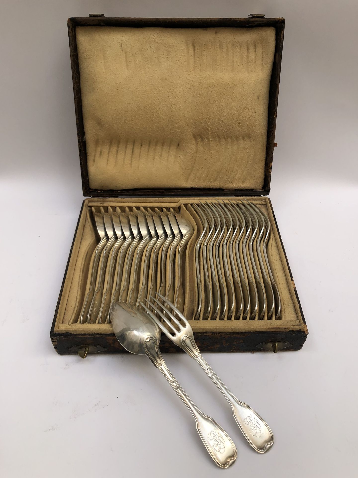 Null 12件大型银质餐具，刻有 "BF "字样。标记的维埃拉尔（1819-1838）。在一个案例中（穿）。重量: 1927,3 g