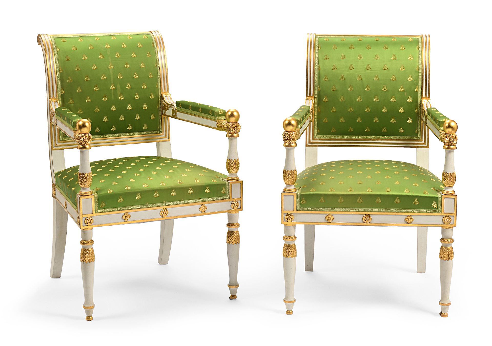 Null Paire de fauteuils en bois sculpté blanc et or, dossier à enroulement renve&hellip;