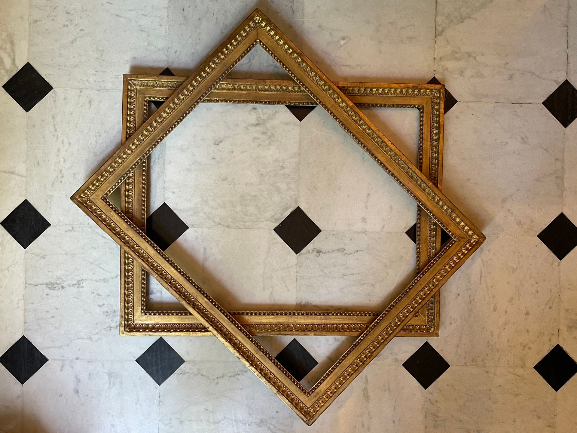 Null 一对带有心形和珍珠装饰的木雕框架。Dim: 60 x 46 cm (view) / ext: 70 x 56 cm.
