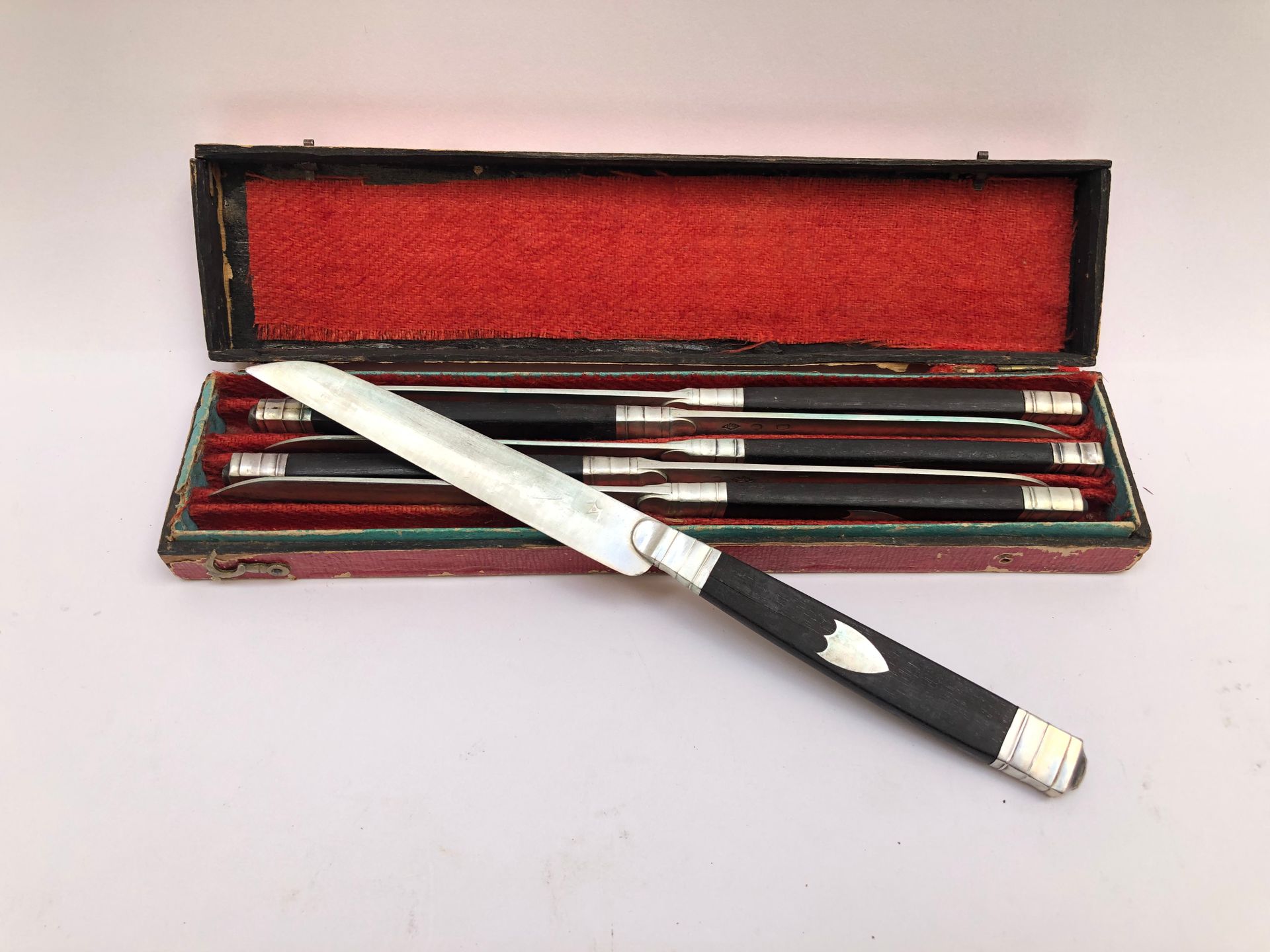 Null 盒子里有六把刀，银色的刀刃和黑檀木的手柄，有护身符的装饰（裂缝），19世纪。毛重：144.1克