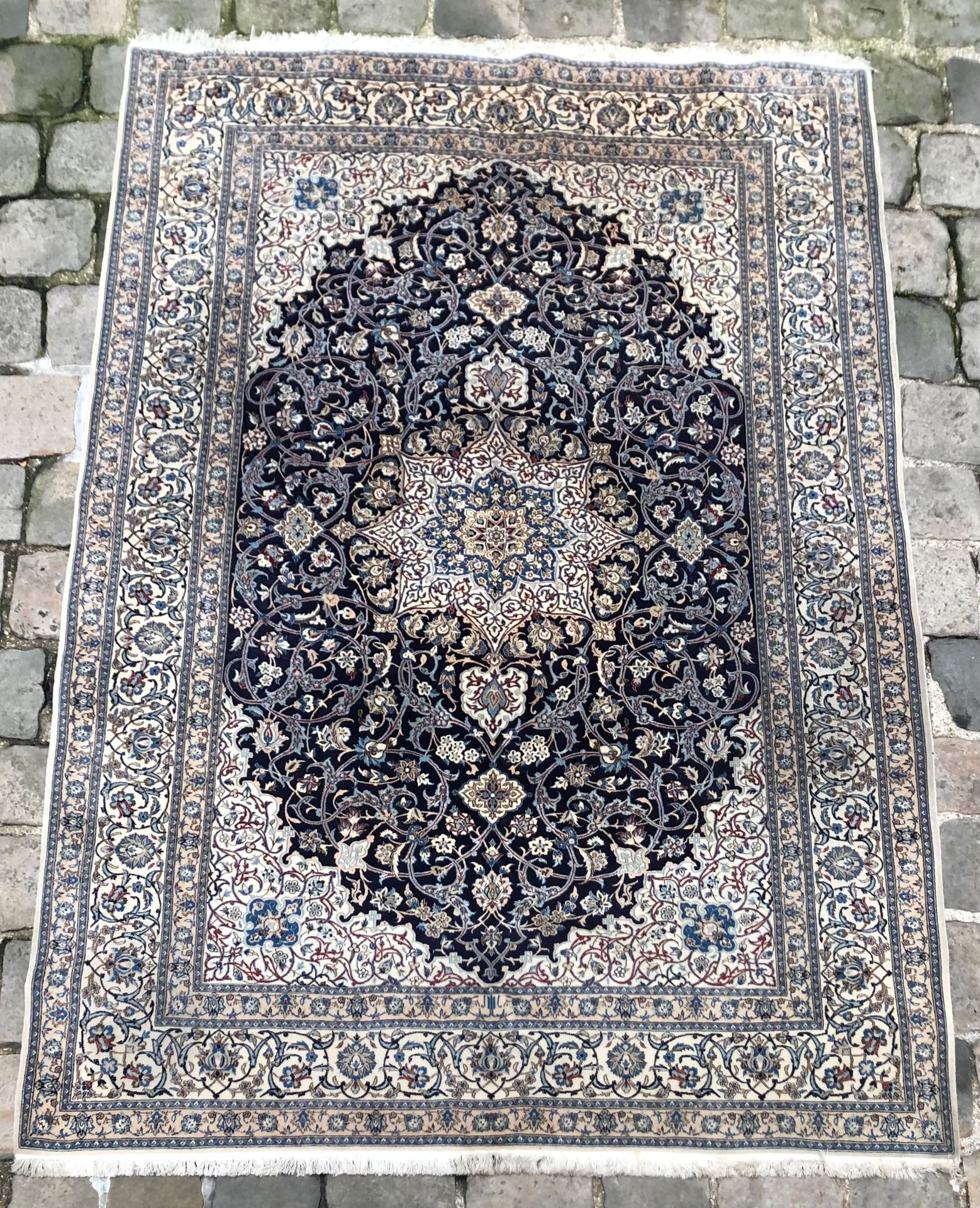 Null IRAN, Persia.海军蓝背景上装饰有花卉卷轴的纳恩羊毛地毯，米色的边框。

180 x 284厘米。