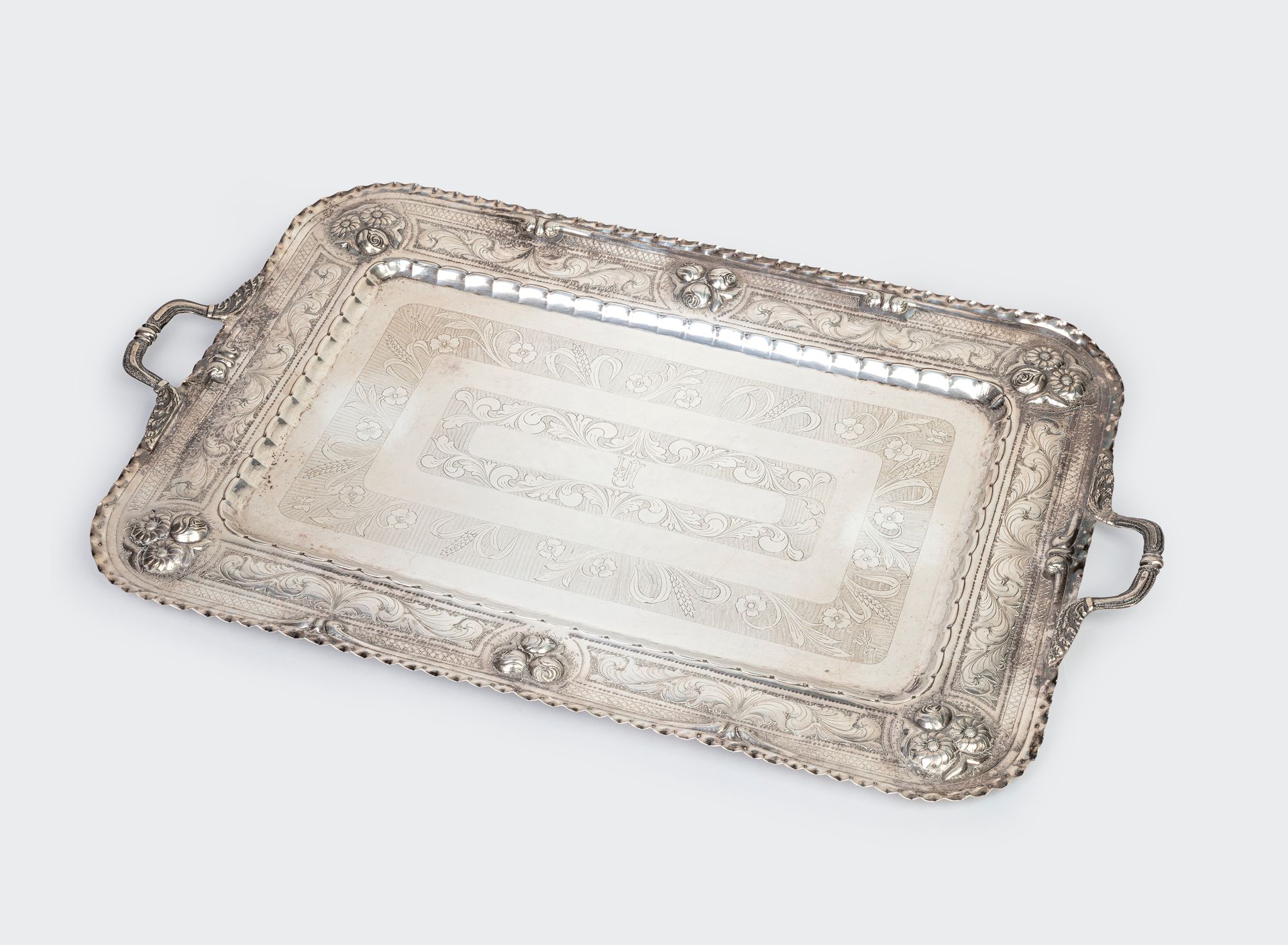 Null 银色的托盘上刻有FA字样。哥伦比亚，19世纪。66 x 46厘米；带手柄：76厘米。重量：2700克

专家：Hélène Jactel - 06 6&hellip;