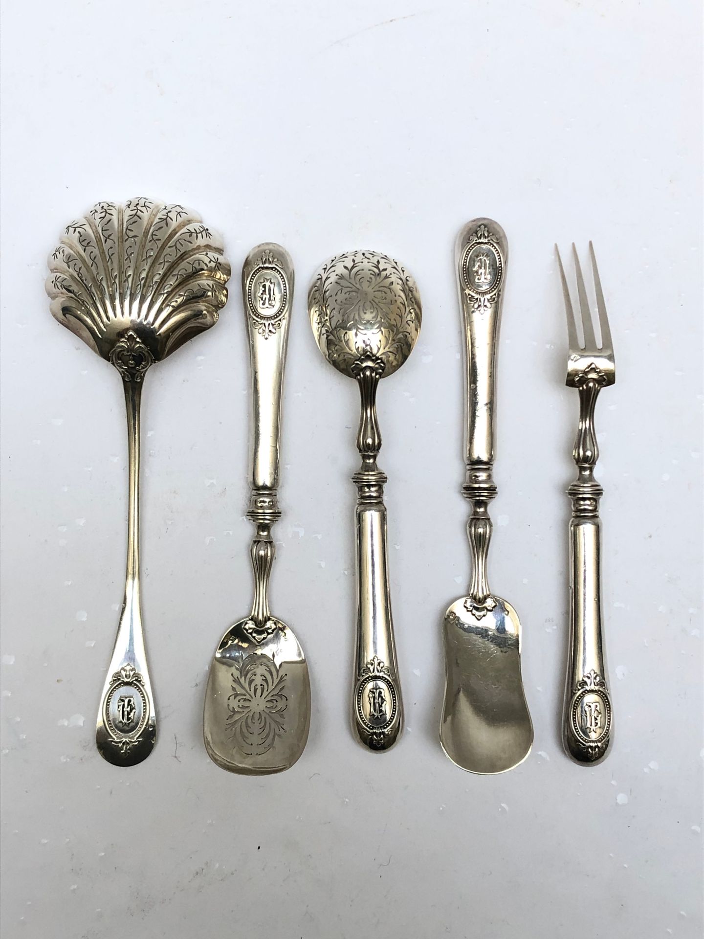 Null Four-piece silver service (165,4g) and sprinkling spoon (71,9g) decorated w&hellip;